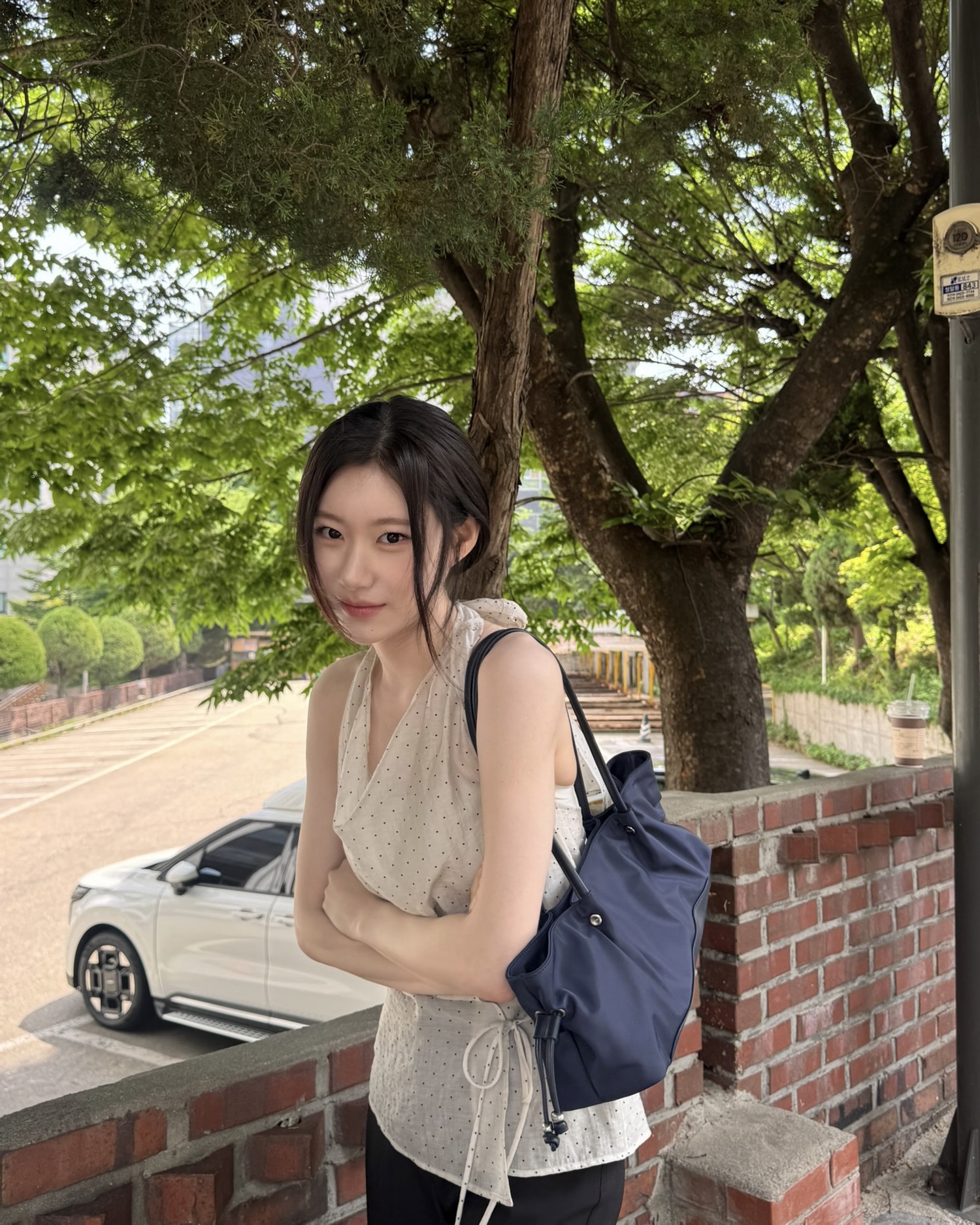 장점밖에 없는 홀터넥 슬리브리스🖤
여름에 시원하면서도 은근히 드레스업한 느낌을 내고 싶다면 홀터넥을 참고해보세요. 목 뒤로 이어지는 디자인 덕분에 어깨선과 쇄골 라인이 자연스럽게 드러나고, 목이 길어 보이는 효과까지 줄 수 있는데요.
노출이 부담스럽다면 셔츠나 얇은 가디건을 가볍게 걸쳐도 좋죠. 올여름엔 홀터넥으로 시원하면서도 여성스러운 스타일링을 완성해보세요. 이미지