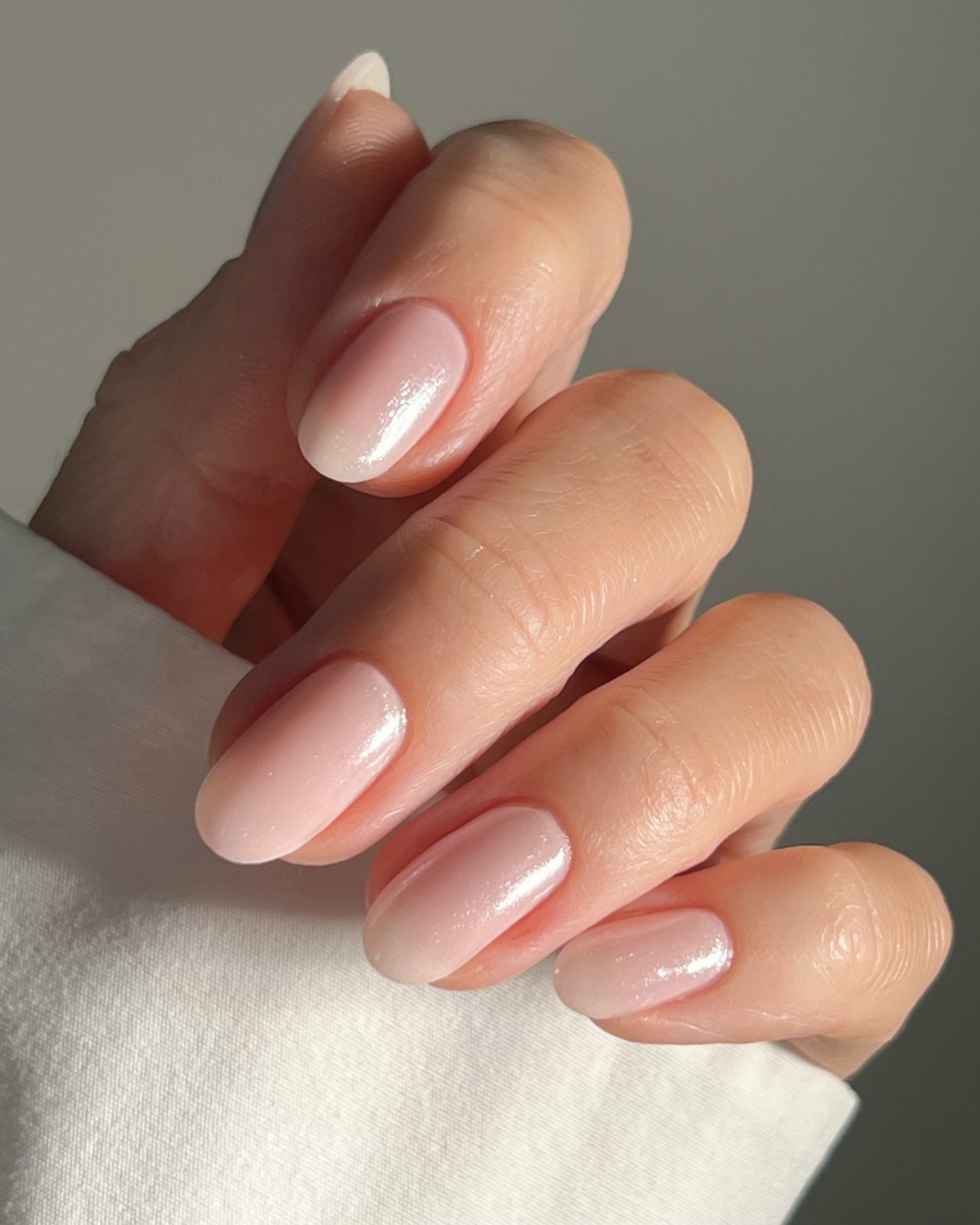 요즘 뜨는 스킨 네일 트렌드💅 요즘은 화려하게 채우는 것보다 덜어내는 게 더 세련돼 보이는 시대입니다. 컬러와 파츠를 가득 올리기보다, 손톱 본연의 핑크빛과 윤기를 살린 스킨 네일이 조용한 럭셔리 무드와 함께 새로운 ‘부의 상징’처럼 주목받고 있는데요. 투명하거나 은은한 누드 톤을 얹어 자연스럽게 관리한 듯 보이게 하는 것이 포인트입니다. 과하지 않으면서도 손끝이 깨끗해 보이는 데일리 네일로 참고해보세요. 이미지