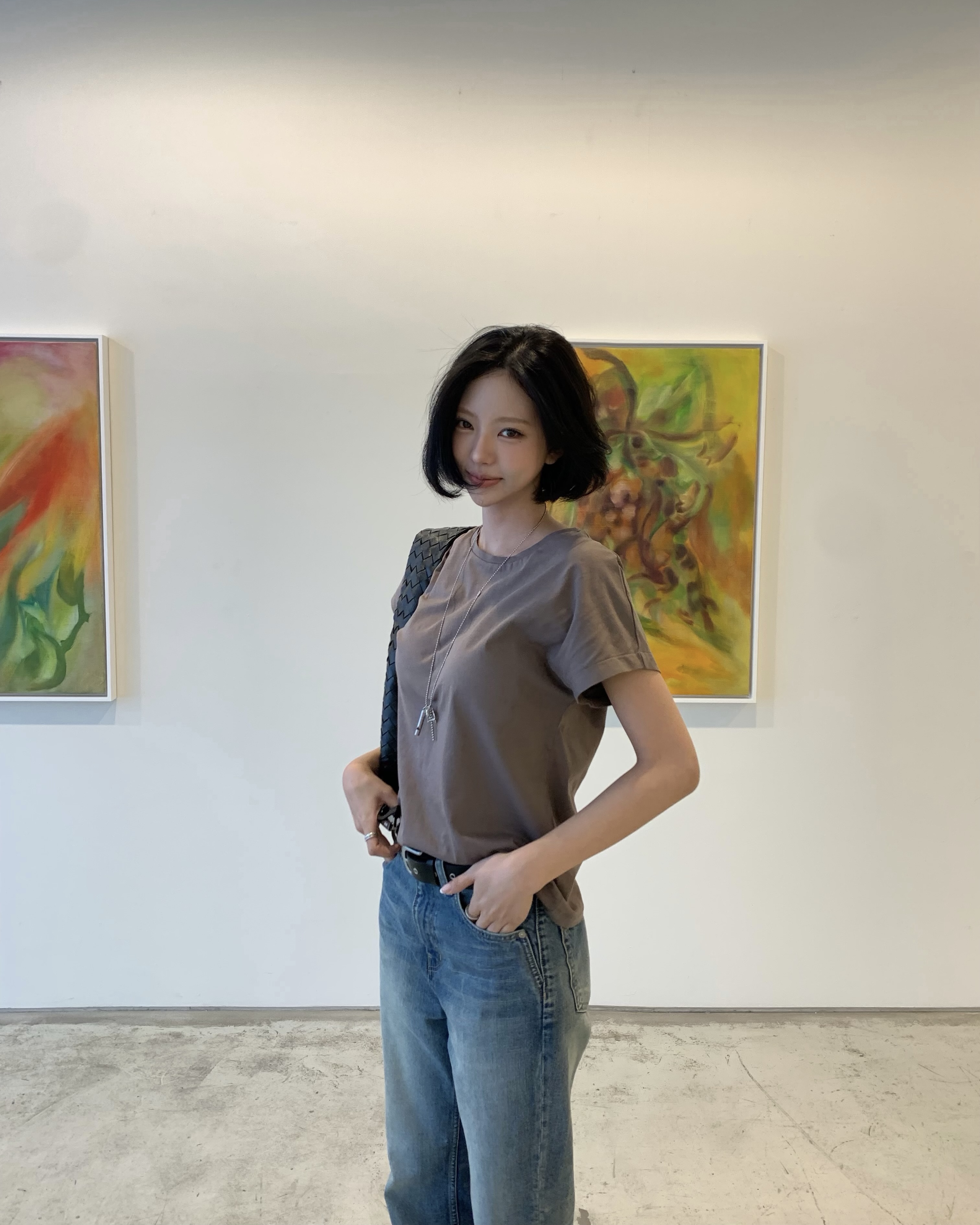 누구나 하나쯤은 있는 무지티🤍
이렇게만 활용해보세요👚🪽
1. 가디건
얇은 가디건을 어깨에 걸치면 기본 반팔티에 포인트가 됩니다. 컬러 가디건을 선택해 포인트 아이템처럼 활용해보세요.
2. 레이어드
슬리브리스나 얇은 긴팔 함께 입으면 밋밋해 보일 수 있는 무지티에 자연스럽게 포인트를 줄 수 있습니다.
3. 단독
무지티 하나만 입을 때는 목걸이, 선글라스, 벨트 같은 작은 액세서리를 더해보세요. 심플한 룩일수록 디테일이 살아나 전체적인 완성도가 높아집니다. 이미지5