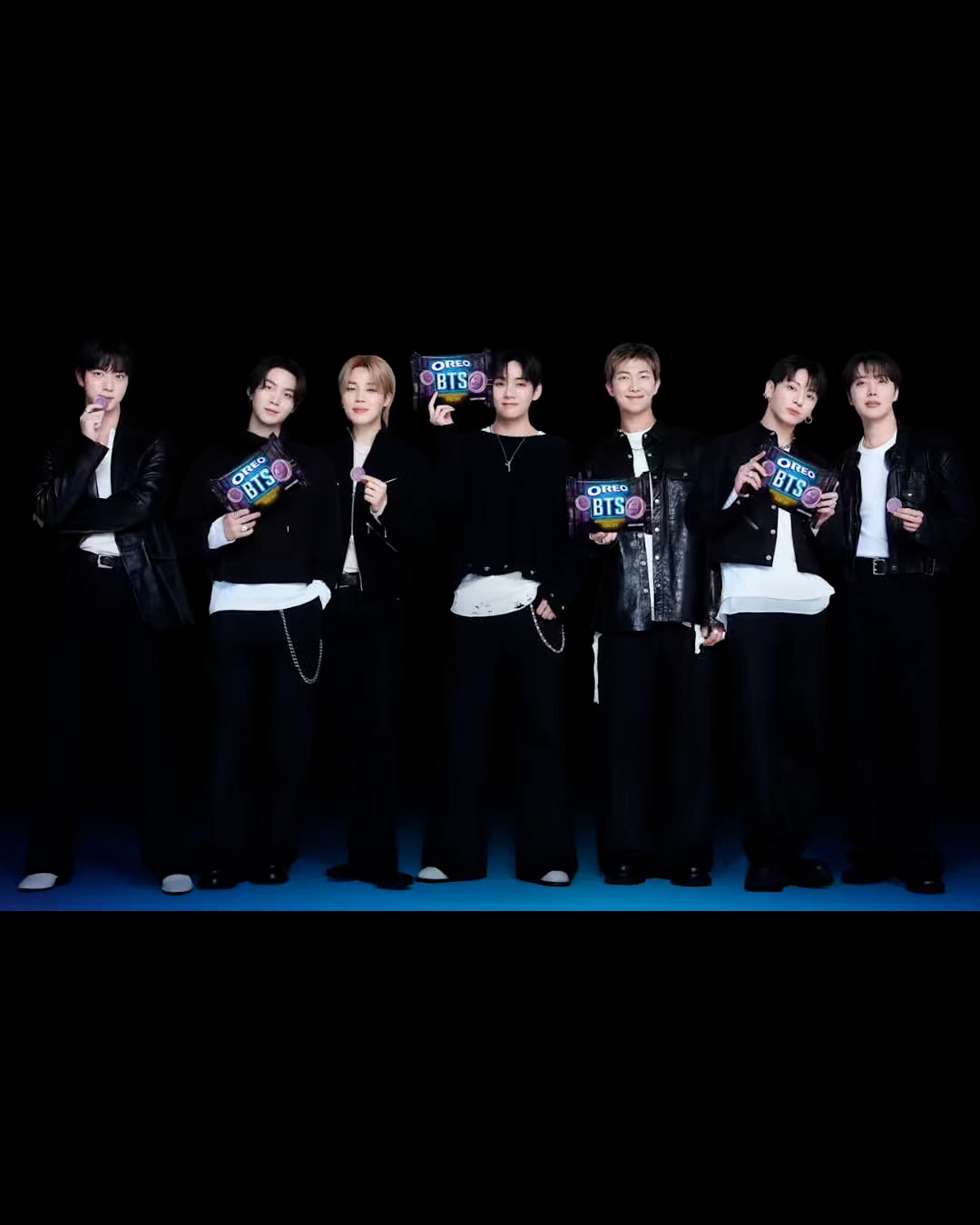 오레오 X BTS 한정판 쿠키가 어제 공개됐습니다.💜 BTS 오레오는 호떡에서 영감을 받아 브라운슈가 맛 크림에 보라색 웨이퍼가 특징입니다.
특히 쿠키에는 BTS가 직접 디자인한 13가지 엠보싱 무늬가 새겨져 있다고 하는데요. 멤버 이름, BTS 응원봉, 그리고 팬들을 위한 숨겨진 메시지가 쿠키 3개에 나뉘어 담겨 있습니다.
한편 BTS 오레오는 6월 1일 온라인 선판매, 6월 8일 매장 출시로 80개국 동시 발매 예정입니다.
호떡 맛 오레오, 출시까지 기다려볼게요. 이미지4