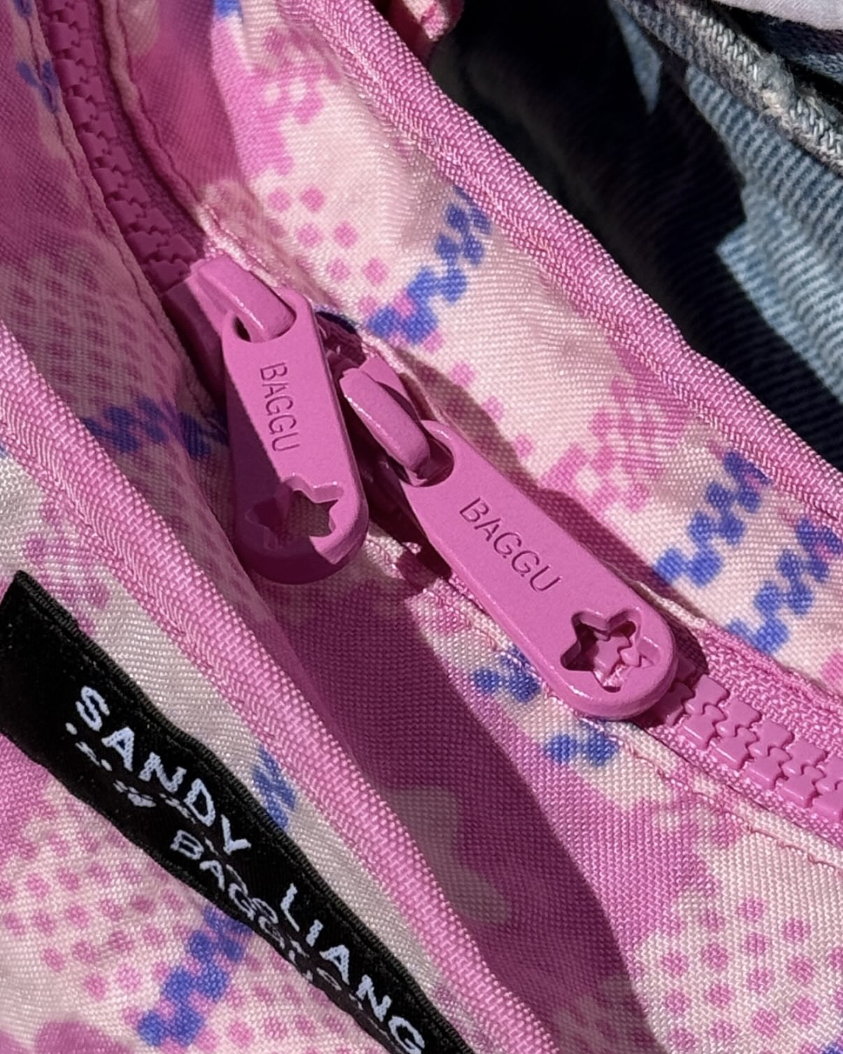 내 여름 잇백은 벌써 정했다..💘🛍️
샌디 리앙과 바쿠가 새로운 협업 컬렉션을 예고했습니다.이번 컬렉션은 바쿠의 실용적인 데일리 백 실루엣에 샌디 리앙의 키치한 무드를 더한 것이 특징입니다.
작은 파우치처럼 가방에 달 수 있는 미니 아이템부터 여름 룩에 포인트가 되어줄 토트백까지, 한국 시간으로 6월 4일 공개될 예정입니다. 이미지3
