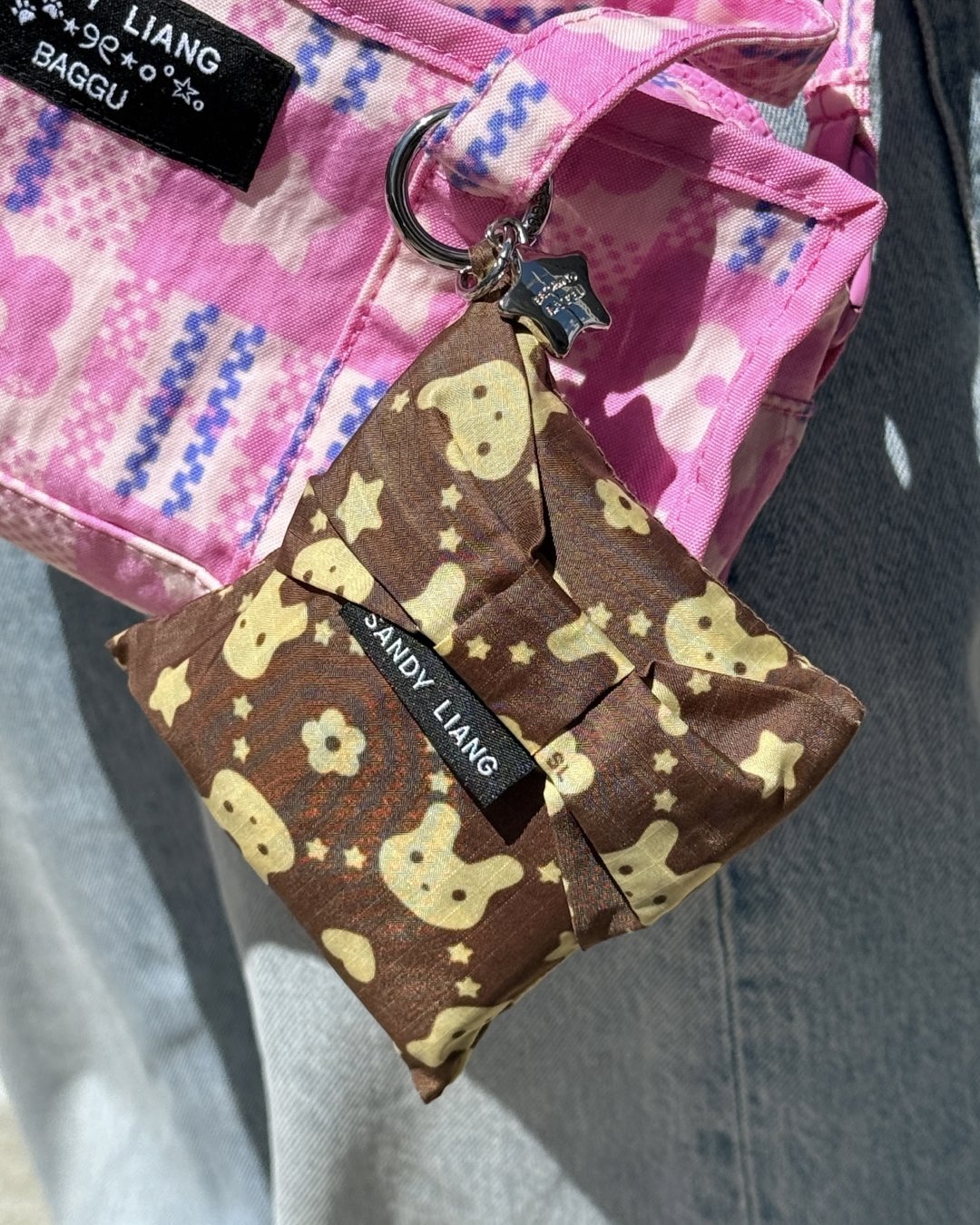 내 여름 잇백은 벌써 정했다..💘🛍️
샌디 리앙과 바쿠가 새로운 협업 컬렉션을 예고했습니다.이번 컬렉션은 바쿠의 실용적인 데일리 백 실루엣에 샌디 리앙의 키치한 무드를 더한 것이 특징입니다.
작은 파우치처럼 가방에 달 수 있는 미니 아이템부터 여름 룩에 포인트가 되어줄 토트백까지, 한국 시간으로 6월 4일 공개될 예정입니다. 이미지8