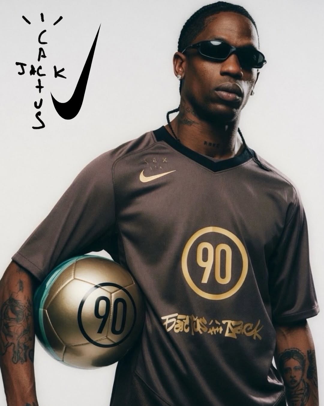 캑터스 잭 × 나이키 T90⚽️실물 트래비스 스캇 × 나이키 T90 저지, 이건 출시해야 합니다…🍪 ’브라운 위 골드‘ 트래비스 스캇(Travis Scott) × 나이키(Nike) T90 저지, 실물 컷이 떴어요. 5월 21일 공개된 나이키 2026 월드컵 캠페인 ’12 Weeks of Football‘ 42인 글로벌 캐스트 폴라로이드. 호날두, 르브론, 리사(LISA) 사이에서 트래비스가 입고 나온 게 이 다크 브라운 × 골드 T90입니다. ’90‘ 엠블럼과 ’캑터스 잭‘ 워드마크가 같은 메탈릭 골드로 박혔고, 2000년대 중반 T90 실루엣을 그대로 가져왔습니다. 다음 날 행택 달린 실물 컷도 화제입니다. 발매·가격은 미공개지만, 캑터스 잭 × 팬텀 6 풋볼 부츠(2026 여름)와 같은 라인업입니다. 이 톤은 진짜 나와줬으면 합니다. 이미지