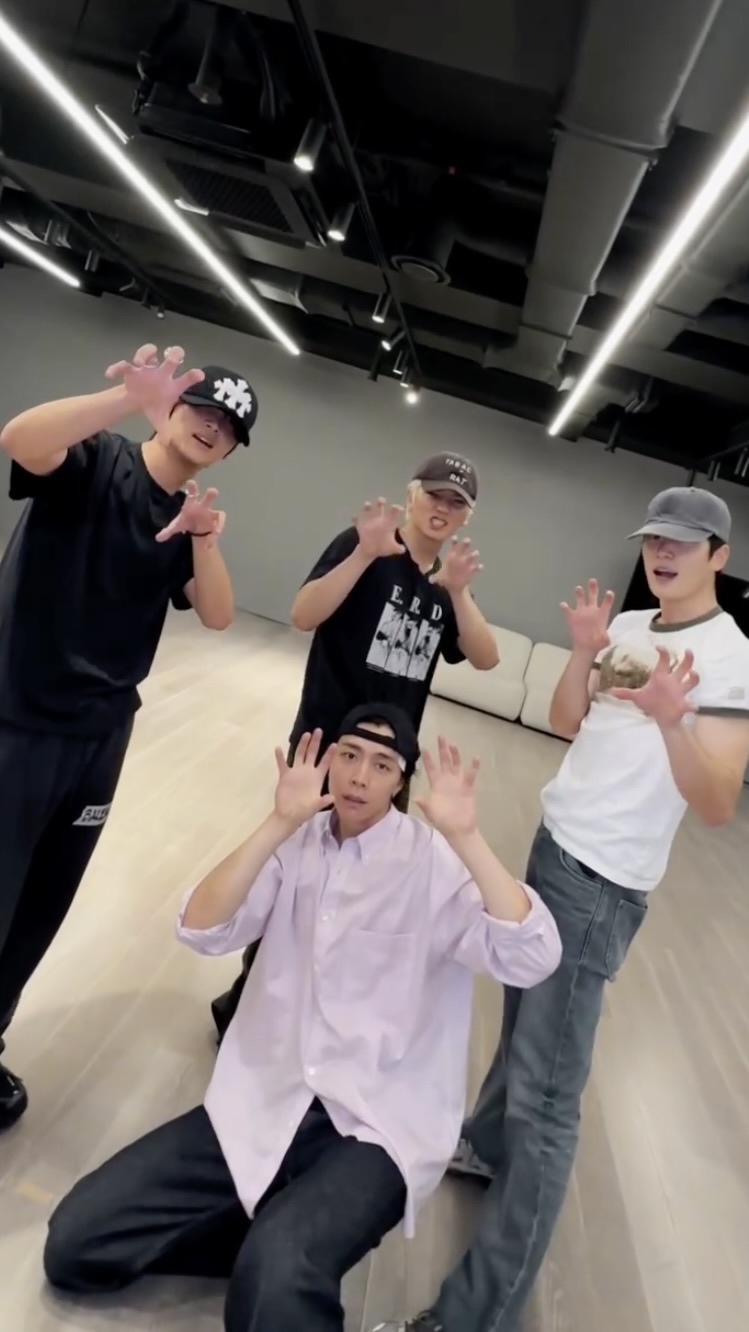 8월이라 그랬나?
컴백 없냐 컴백! 완전체 시켜줘야쥬🥹💚 이미지