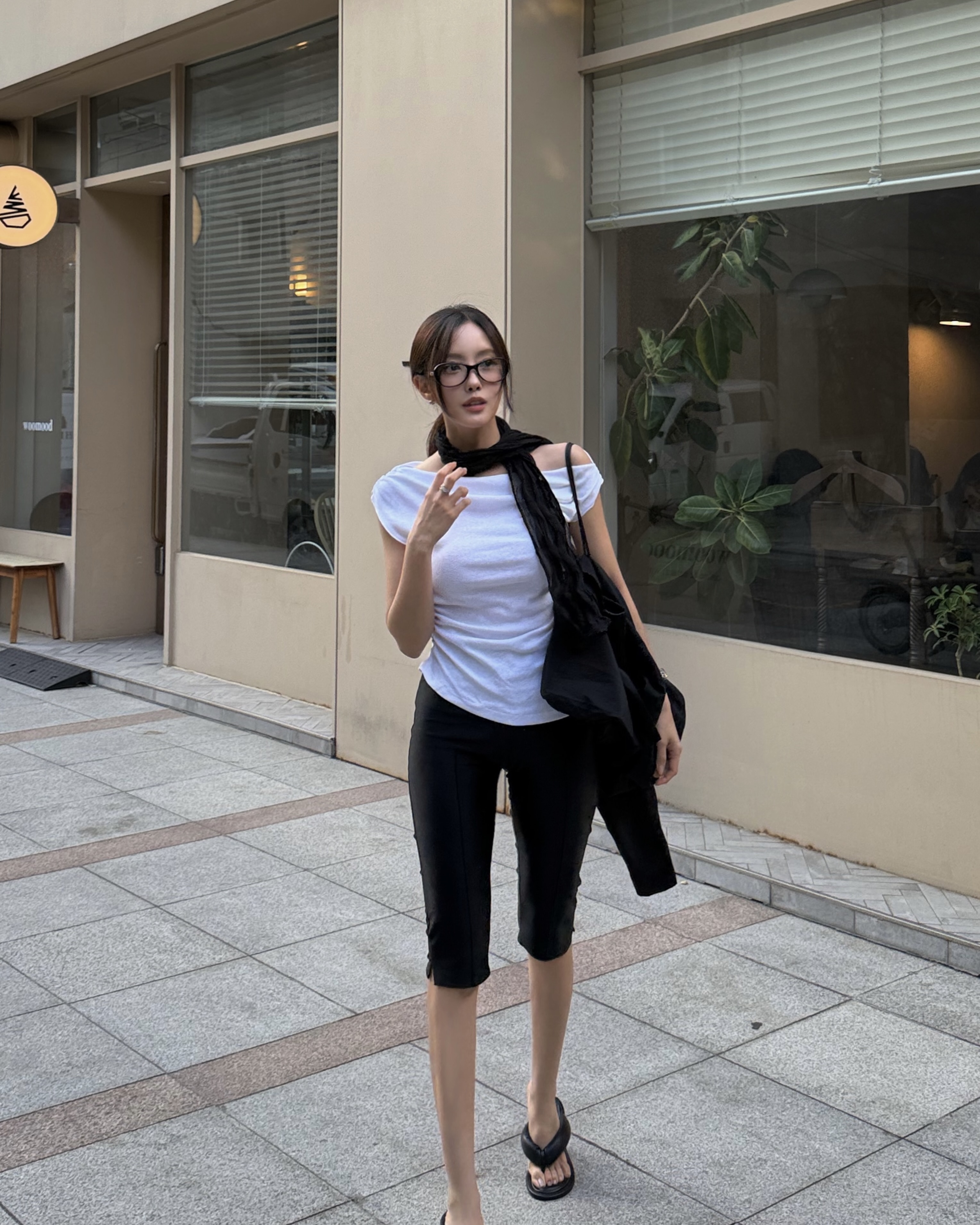 애매한 기장은 잡아주고🙆🏻♀️
다리 라인은 더 길어 보여요🖤💡
긴 바지가 바닥에 끌리는 게 싫다면 카프리 팬츠를 꺼내보세요. 무릎 아래에서 발목 위로 떨어지는 길이 덕분에 한결 가볍고, 플립플랍과 매치하면 편안한 분위기도 살릴 수 있습니다.
올해는 웨지 디테일을 더한 플립플랍을 추천합니다. 납작한 플립플랍보다 다리 라인을 길어 보이게 하고, 애매한 기장도 한층 세련되게 잡아주죠. 데일리에 활용하기 좋은 카프리 팬츠 코디를 참고해보세요. 이미지2