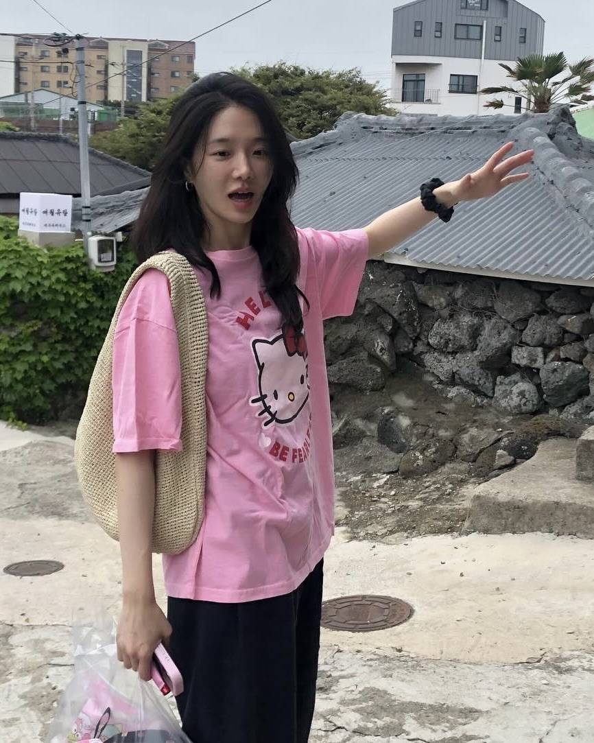 COS 공주님 박규영 여름 코디💚
박규영처럼 입는 미니멀 여름 룩, 지금 바로 소개해드릴게요.
1. 커브드 숄더 백 스트로, 20만 원대
곡선형 실루엣이 돋보이는 스트로 소재 숄더백입니다. 페이퍼 스트로 위빙 소재로 여름 분위기를 더해주며, 지퍼 클로징과 내부 포켓이 있어 데일리 백으로 활용하기 좋습니다.
2. 스쿱 넥 실크 저지 탱크 탑, 6만 원대
가볍고 부드러운 멀버리 실크 저지 소재의 슬리브리스로, 깊게 파인 스쿱 네크라인과 슬림한 실루엣으로 단독으로 입어도 세련된 무드를 더해줍니다.
3. 벨티드 테이퍼드 코튼 트라우저, 10만 원대
여유로운 릴랙스 핏에 테이퍼드 실루엣이 돋보이는 코튼 팬츠입니다. 벨트 디테일이 더해져 허리 라인을 깔끔하게 잡아주며, 슬리브리스 톱과 매치하면 미니멀한 여름 룩을 완성하기 좋습니다. 이미지2