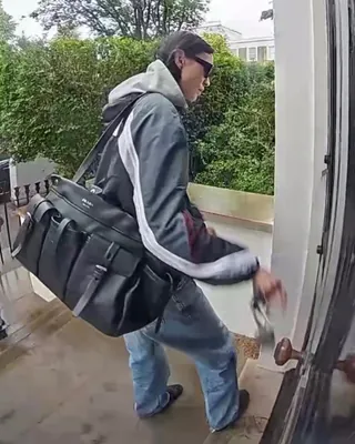 알렉사 청이 띄운🚪📹현관 도어캠 핏 현관 도어캠으로 핏체크라니🔔 이게 왜 이렇게 멋있죠?! 집 나서다 도어캠에 ‘걸린’ 컷. 광각으로 살짝 휘어진 화면이 오히려 꾸민 티 없이 쿨해서, 옷 잘 입기로 20년째 레퍼런스인 알렉사 손에서 제대로 살았어요. 해외에선 벌써 이 컷을 환절기 룩 레퍼런스로 짚고 있습니다. 루이비통(Louis Vuitton) 모노그램 백, 팰리스(Palace) 로고 토트, 프라다(Prada) 빅 백까지 너무 자연스럽게 연출(?)된 느낌이에요. 거울 앞도 전신 거울도 식상하다면, 다음 핏체크는 현관 도어캠에서 확인 어떠신가요?! 이미지