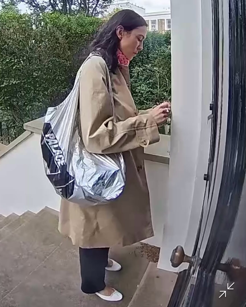알렉사 청이 띄운🚪📹현관 도어캠 핏
현관 도어캠으로 핏체크라니🔔 이게 왜 이렇게 멋있죠?!
집 나서다 도어캠에 ‘걸린’ 컷. 광각으로 살짝 휘어진 화면이 오히려 꾸민 티 없이 쿨해서, 옷 잘 입기로 20년째 레퍼런스인 알렉사 손에서 제대로 살았어요. 해외에선 벌써 이 컷을 환절기 룩 레퍼런스로 짚고 있습니다.
루이비통(Louis Vuitton) 모노그램 백, 팰리스(Palace) 로고 토트, 프라다(Prada) 빅 백까지 너무 자연스럽게 연출(?)된 느낌이에요. 거울 앞도 전신 거울도 식상하다면, 다음 핏체크는 현관 도어캠에서 확인 어떠신가요?! 이미지2
