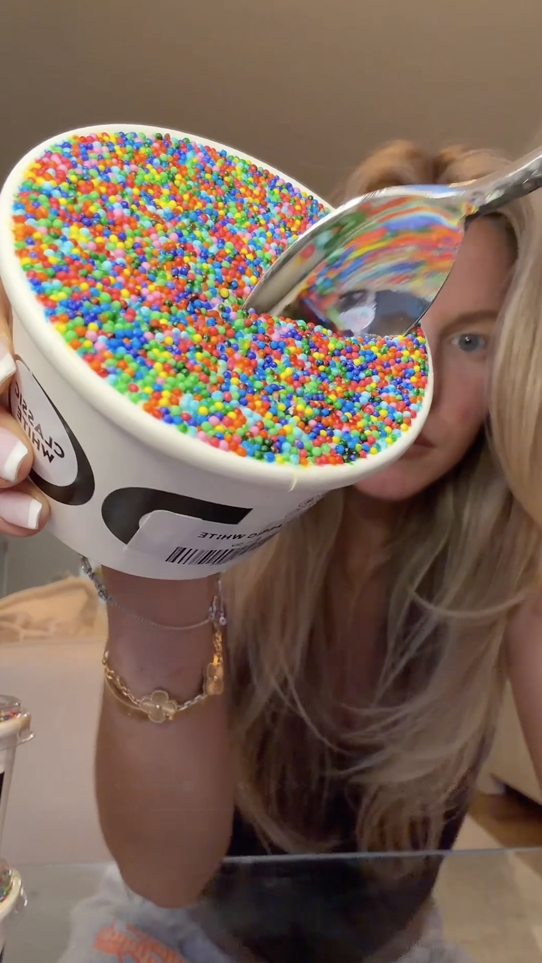 Trending in NY: DOT CAKES 🇺🇸✨ 요즘 뉴욕 Gen Z 피드 도배 중인 '닷케이크 DOT CAKES'인데요, 빈틈없이 빽빽하게 채워진 팝한 컬러의 스프링클 토핑과 숟가락을 넣는 순간 드러나는 촉촉한 케이크 시트의 반전 매력까지. 심지어는 ASMR급 crunch 식감까지 다 가졌다고 하네요.....🤤 보기만 해도 sugar rush 오는 비주얼, 영상으로 먼저 맛보세요 🥄🧁 함냐....한국에는 파는 곳 어디 없나......... 이미지