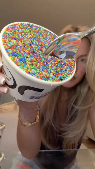 Trending in NY: DOT CAKES 🇺🇸✨
요즘 뉴욕 Gen Z 피드 도배 중인 '닷케이크 DOT CAKES'인데요, 빈틈없이 빽빽하게 채워진 팝한 컬러의 스프링클 토핑과 숟가락을 넣는 순간 드러나는 촉촉한 케이크 시트의 반전 매력까지. 심지어는 ASMR급 crunch 식감까지 다 가졌다고 하네요.....🤤
보기만 해도 sugar rush 오는 비주얼, 영상으로 먼저 맛보세요 🥄🧁
함냐....한국에는 파는 곳 어디 없나......... 이미지