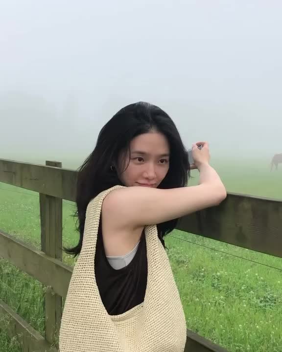 COS 공주님 박규영 여름 코디💚 박규영처럼 입는 미니멀 여름 룩, 지금 바로 소개해드릴게요. 1. 커브드 숄더 백 스트로, 20만 원대 곡선형 실루엣이 돋보이는 스트로 소재 숄더백입니다. 페이퍼 스트로 위빙 소재로 여름 분위기를 더해주며, 지퍼 클로징과 내부 포켓이 있어 데일리 백으로 활용하기 좋습니다. 2. 스쿱 넥 실크 저지 탱크 탑, 6만 원대 가볍고 부드러운 멀버리 실크 저지 소재의 슬리브리스로, 깊게 파인 스쿱 네크라인과 슬림한 실루엣으로 단독으로 입어도 세련된 무드를 더해줍니다. 3. 벨티드 테이퍼드 코튼 트라우저, 10만 원대 여유로운 릴랙스 핏에 테이퍼드 실루엣이 돋보이는 코튼 팬츠입니다. 벨트 디테일이 더해져 허리 라인을 깔끔하게 잡아주며, 슬리브리스 톱과 매치하면 미니멀한 여름 룩을 완성하기 좋습니다. 이미지