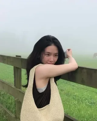 COS 공주님 박규영 여름 코디💚
박규영처럼 입는 미니멀 여름 룩, 지금 바로 소개해드릴게요.
1. 커브드 숄더 백 스트로, 20만 원대
곡선형 실루엣이 돋보이는 스트로 소재 숄더백입니다. 페이퍼 스트로 위빙 소재로 여름 분위기를 더해주며, 지퍼 클로징과 내부 포켓이 있어 데일리 백으로 활용하기 좋습니다.
2. 스쿱 넥 실크 저지 탱크 탑, 6만 원대
가볍고 부드러운 멀버리 실크 저지 소재의 슬리브리스로, 깊게 파인 스쿱 네크라인과 슬림한 실루엣으로 단독으로 입어도 세련된 무드를 더해줍니다.
3. 버클 디테일 리넨 벌룬 레그 트라우저, 17만 원대
프레스 주름과 벌룬 레그로 형태감을 강조한 린넨 소재의 트라우저로, 벨트 고리와 핏을 조절할 수 있는 실버 톤 버클 디테일로 이루어져 있습니다. 슬리브리스 톱과 매치하면 미니멀한 여름 룩을 완성하기 좋습니다. 이미지