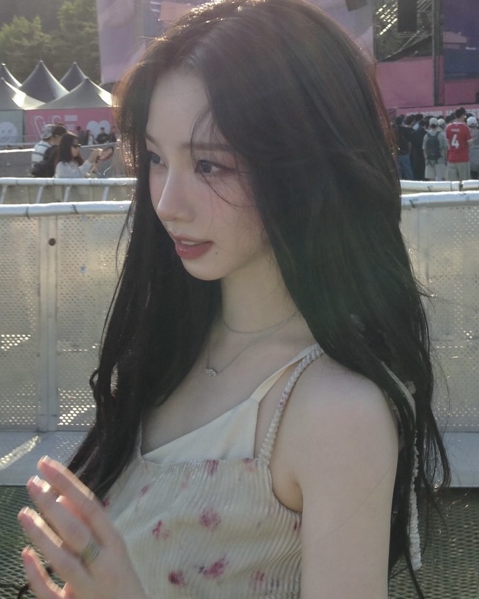 입기만 해도 화사해지는 꽃무늬🩷 여름 나들이 룩이 고민된다면 플라워 패턴을 참고해보세요. 꽃무늬가 들어간 원피스나 슬리브리스는 과하지 않으면서도 화사한 분위기를 더해줍니다. 플라워 패턴은 계절감이 잘 살아 데이트룩이나 여행룩으로도 활용하기 좋은 아이템이죠. 올여름은 플립플랍이나 플랫슈즈와 함께 매치해 산뜻한 코디를 완성해보세요. 이미지