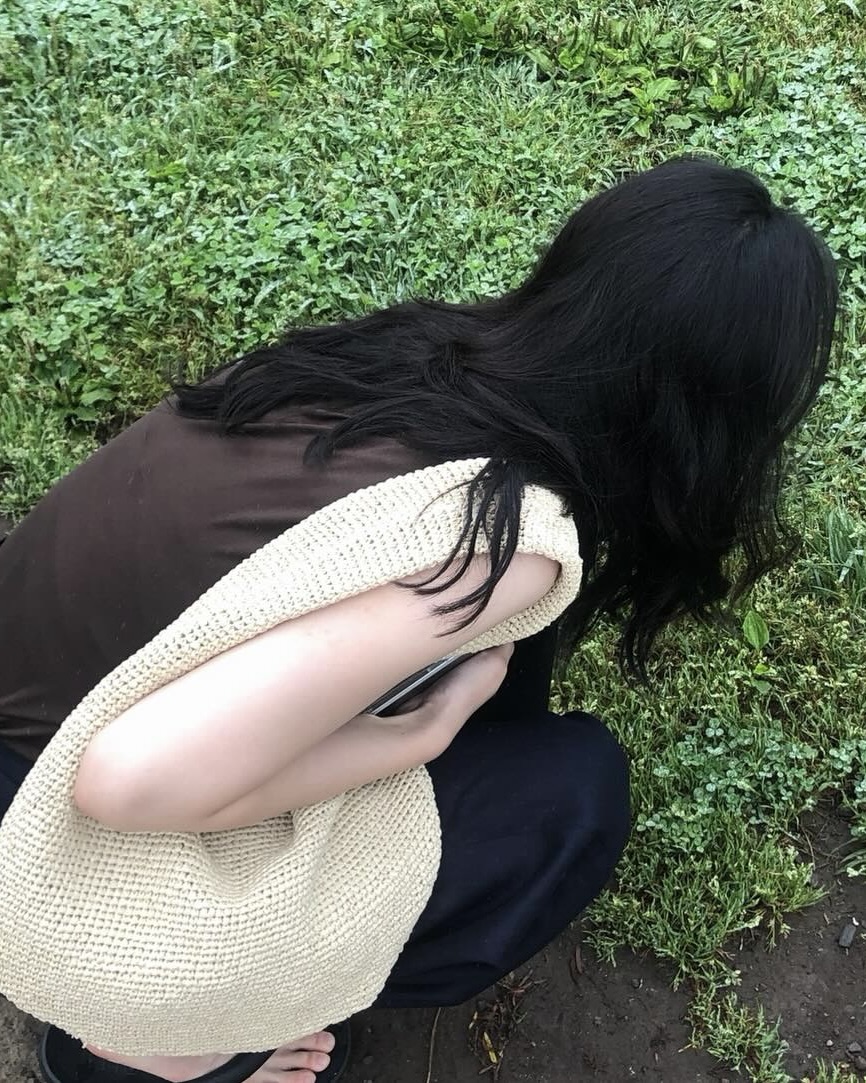COS 공주님 박규영 여름 코디💚
박규영처럼 입는 미니멀 여름 룩, 지금 바로 소개해드릴게요.
1. 커브드 숄더 백 스트로, 20만 원대
곡선형 실루엣이 돋보이는 스트로 소재 숄더백입니다. 페이퍼 스트로 위빙 소재로 여름 분위기를 더해주며, 지퍼 클로징과 내부 포켓이 있어 데일리 백으로 활용하기 좋습니다.
2. 스쿱 넥 실크 저지 탱크 탑, 6만 원대
가볍고 부드러운 멀버리 실크 저지 소재의 슬리브리스로, 깊게 파인 스쿱 네크라인과 슬림한 실루엣으로 단독으로 입어도 세련된 무드를 더해줍니다.
3. 벨티드 테이퍼드 코튼 트라우저, 10만 원대
여유로운 릴랙스 핏에 테이퍼드 실루엣이 돋보이는 코튼 팬츠입니다. 벨트 디테일이 더해져 허리 라인을 깔끔하게 잡아주며, 슬리브리스 톱과 매치하면 미니멀한 여름 룩을 완성하기 좋습니다. 이미지3