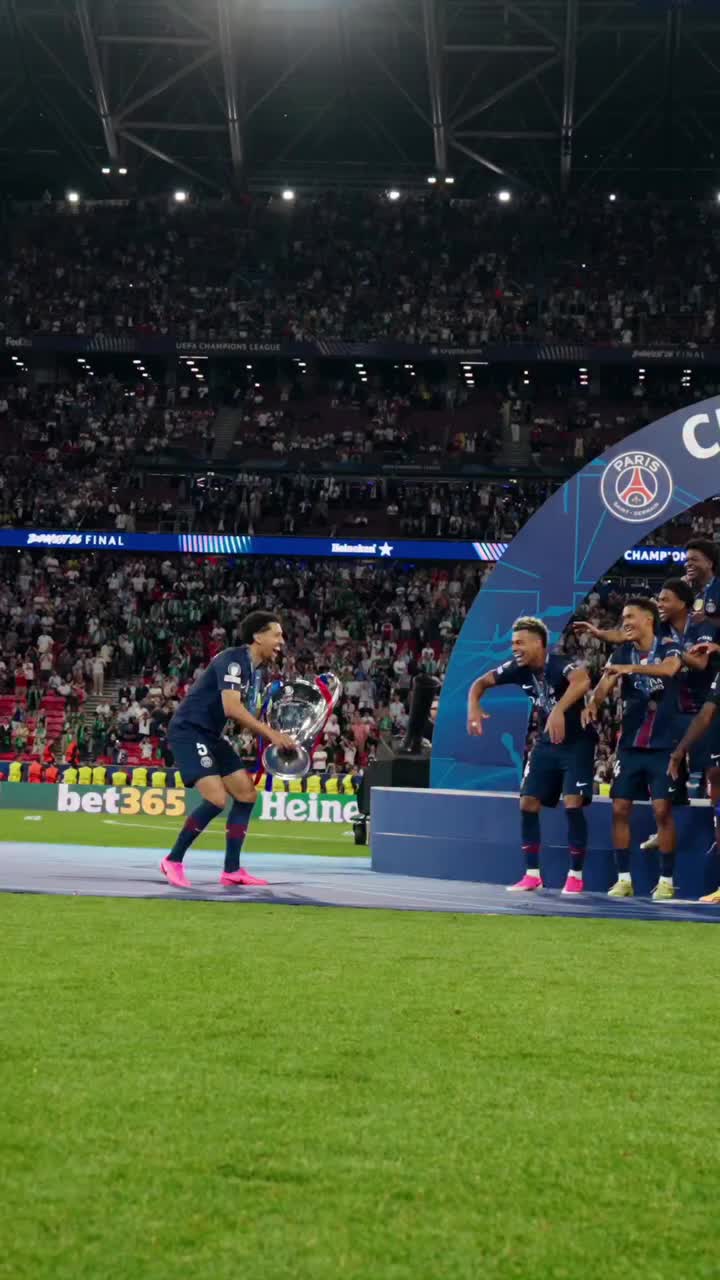 2년 연속, PSG 챔스 우승🏆⚽️
아스널 140년, 첫 정상 또 좌절, 또 파리였습니다🇫🇷
5월 30일 부다페스트 챔피언스리그 결승, 이강인(24)의 소속팀 파리 생제르맹(PSG)이 아스널을 승부차기 4-3으로 꺾고 2년 연속 정상에 올랐습니다.
전반 6분 카이 하베르츠(Kai Havertz, 26)의 선제골을 후반 발롱도르 수상자 우스만 뎀벨레(Ousmane Dembélé, 28)의 페널티킥으로 따라잡았고, 연장까지 1-1로 끝나 승부차기에서 갈렸습니다.
이강인은 이번 결승에서 그라운드를 밟지 못했지만, 우승 트로피를 들어 올리며 박지성·손흥민도 이루지 못한 한국인 최초 챔스 2회 우승이라는 대업을 남겼습니다. 이미지