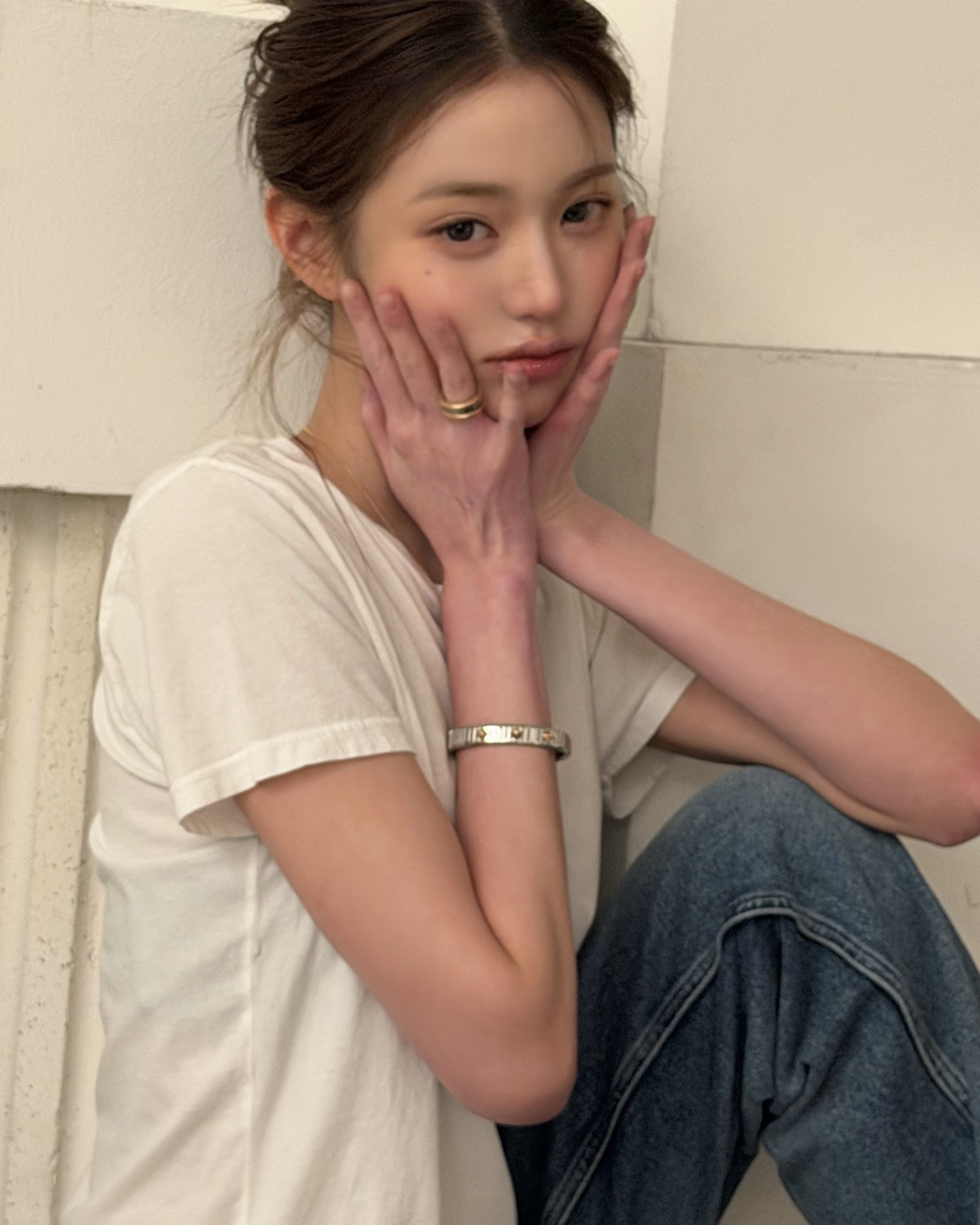 워뇨언니 오늘따라 더 샤랄라 해 보이네요✨
장원영 인스타그램에 업로드된 주얼리 시리즈가 유독 눈에 들어와서 어떤 제품인지 찾아봤습니다. 정답은 불가리 주얼리였습니다. 불가리 엠버서더로 활동 중인 장원영의 주얼리 포인트로 한층 더 빛나는 미모를 감상해 보세요.
- 비제로원 네크리스, 300만 원대
- 투보가스 골드&스틸 브레이슬릿, 500만 원대
- 비제로원 골드&스틸 4밴드 링, 200만 원대
- 비제로원 골드&스틸 2밴드 링, 200만 원대 이미지8