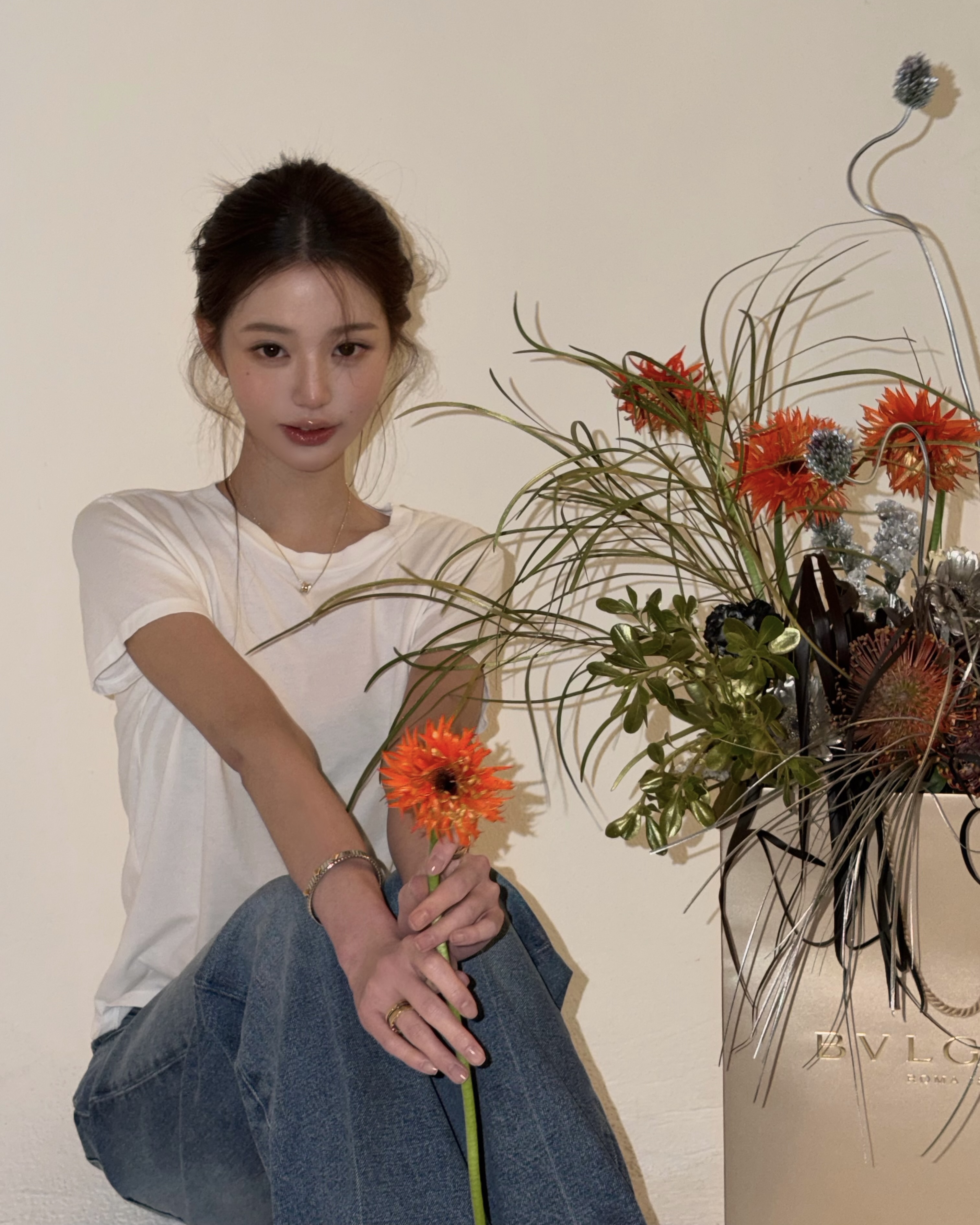 워뇨언니 오늘따라 더 샤랄라 해 보이네요✨
장원영 인스타그램에 업로드된 주얼리 시리즈가 유독 눈에 들어와서 어떤 제품인지 찾아봤습니다. 정답은 불가리 주얼리였습니다. 불가리 엠버서더로 활동 중인 장원영의 주얼리 포인트로 한층 더 빛나는 미모를 감상해 보세요.
- 비제로원 네크리스, 300만 원대
- 투보가스 골드&스틸 브레이슬릿, 500만 원대
- 비제로원 골드&스틸 4밴드 링, 200만 원대
- 비제로원 골드&스틸 2밴드 링, 200만 원대 이미지4