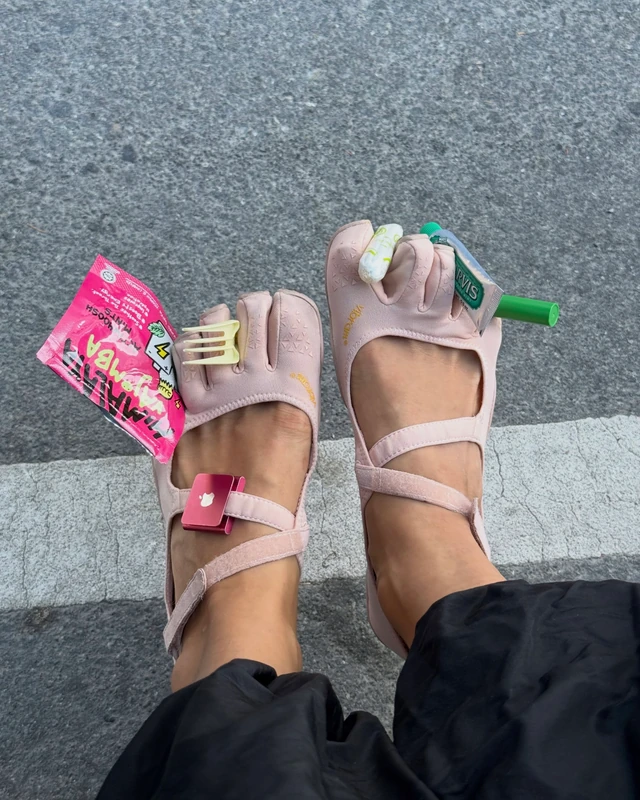 올여름엔 꾝 발가락 슈즈를 신어야만..💓 처음 보면 조금 낯설지만 요즘 자주 보이는 신발, 바로 비브람 파이브핑거스입니다. 발가락이 하나씩 분리된 독특한 실루엣 때문에 단순한 패션템처럼 보이지만, 사실은 맨발에 가까운 착화감과 자유로운 움직임을 위해 만들어진 기능성 슈즈입니다. 슬리브리스와 와이드 팬츠에 매치하면 여름 룩에 가볍고 스포티한 포인트를 더할 수 있는데요. 색다른 신발을 찾고 있다면, 비브람 파이브핑거스 스타일링을 참고해보세요. 이미지