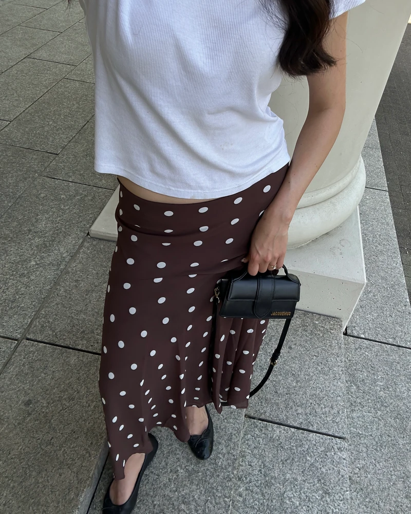 도트 패턴은 언제나 돌아온다!⚪️⚫️⚪️
스타일리시한 룩들의 공통점은 폴카 도트 아이템을 매치 한 것입니다. 폴카 도트는 스커트, 스카프, 비키니 탑까지 어디에 그려져도 자연스러운 패턴입니다. 점 하나로도 세련된 분위기가 풍기는 폴카 도트 패턴, 올해 도전해 보는 건 어떨까요? 이미지1