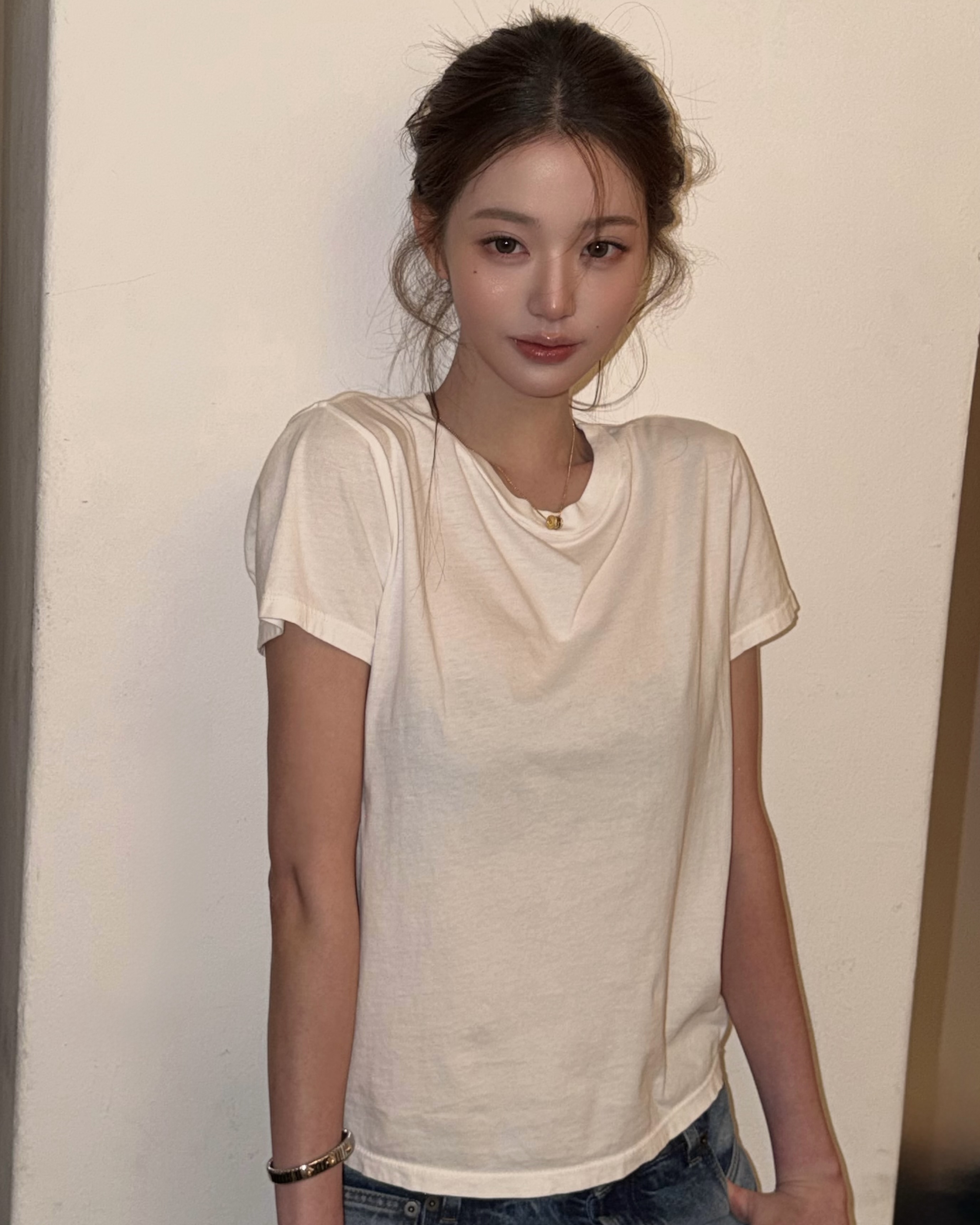 워뇨언니 오늘따라 더 샤랄라 해 보이네요✨
장원영 인스타그램에 업로드된 주얼리 시리즈가 유독 눈에 들어와서 어떤 제품인지 찾아봤습니다. 정답은 불가리 주얼리였습니다. 불가리 엠버서더로 활동 중인 장원영의 주얼리 포인트로 한층 더 빛나는 미모를 감상해 보세요.
- 비제로원 네크리스, 300만 원대
- 투보가스 골드&스틸 브레이슬릿, 500만 원대
- 비제로원 골드&스틸 4밴드 링, 200만 원대
- 비제로원 골드&스틸 2밴드 링, 200만 원대 이미지2