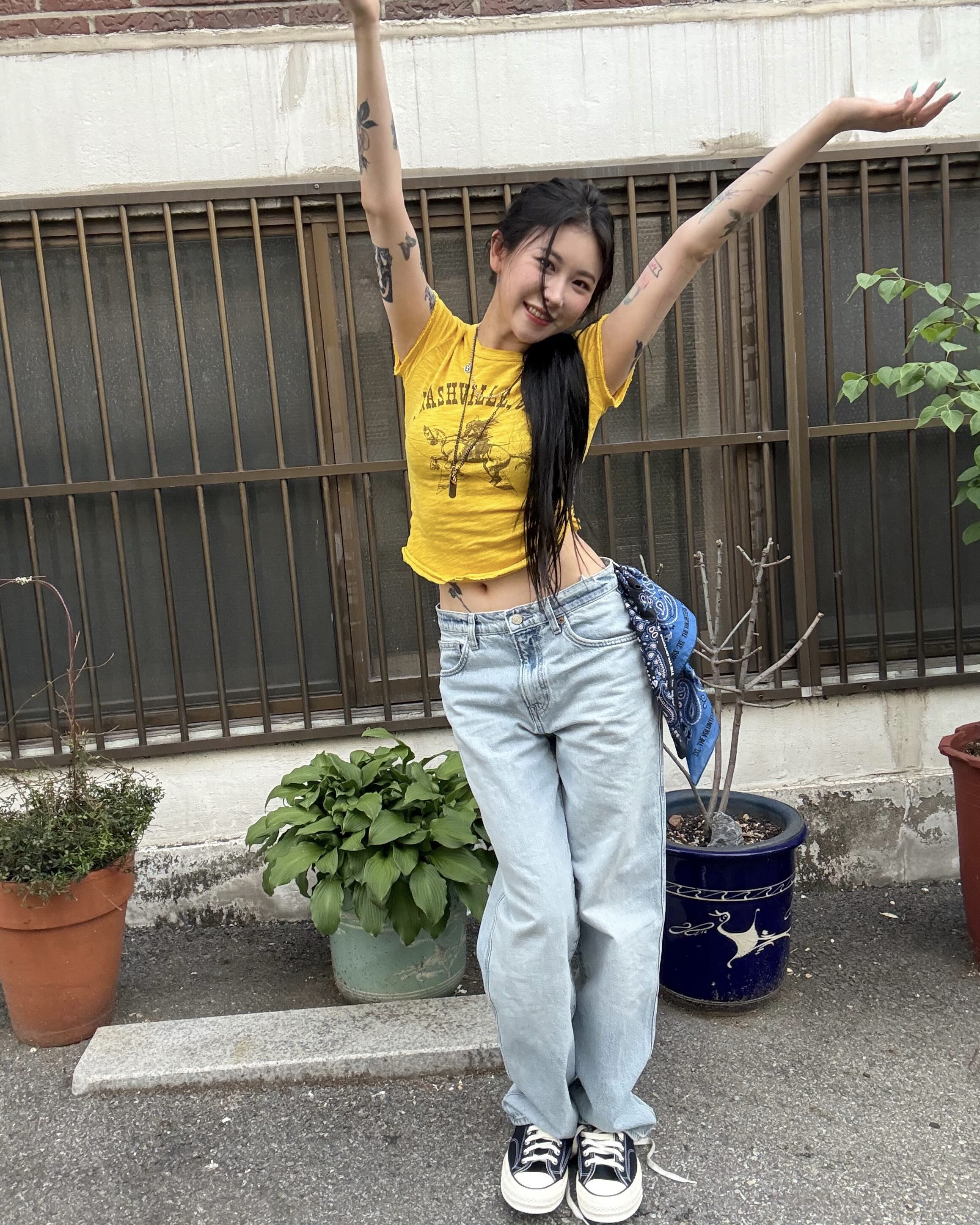 예린언니 컨버스 스타일링 보고 예며들었다👟 컨버스는 누구나 한 번쯤 신어본 스니커이죠. 누가 어떻게 신느냐에 따라 분위기가 달라지는데요, 백예린의 스타일링에서 나답게 컨버스를 신는 법을 찾아봤습니다. 척 70 클래식에 연청 데님을 매치하고, 옐로 크롭탑과 블루 반다나로 빈티지한 포인트를 더했습니다. 샤넬 네크리스와 민트 네일까지 더해져 백예린다운 유니크한 무드가 느껴지죠. 척테일러 올스타 클래식 핑크 컬러와 플라워 패턴의 반소매 탑을 매치해 여성스러운 분위기를 연출하고. 카프리 팬츠를 더해 정제된 무드로 균형을 맞췄습니다. - 컨버스 척 70 클래식 블랙, 9만 원대 - 컨버스 척테일러 올스타 클래식 핑크, 7만 원대 이미지
