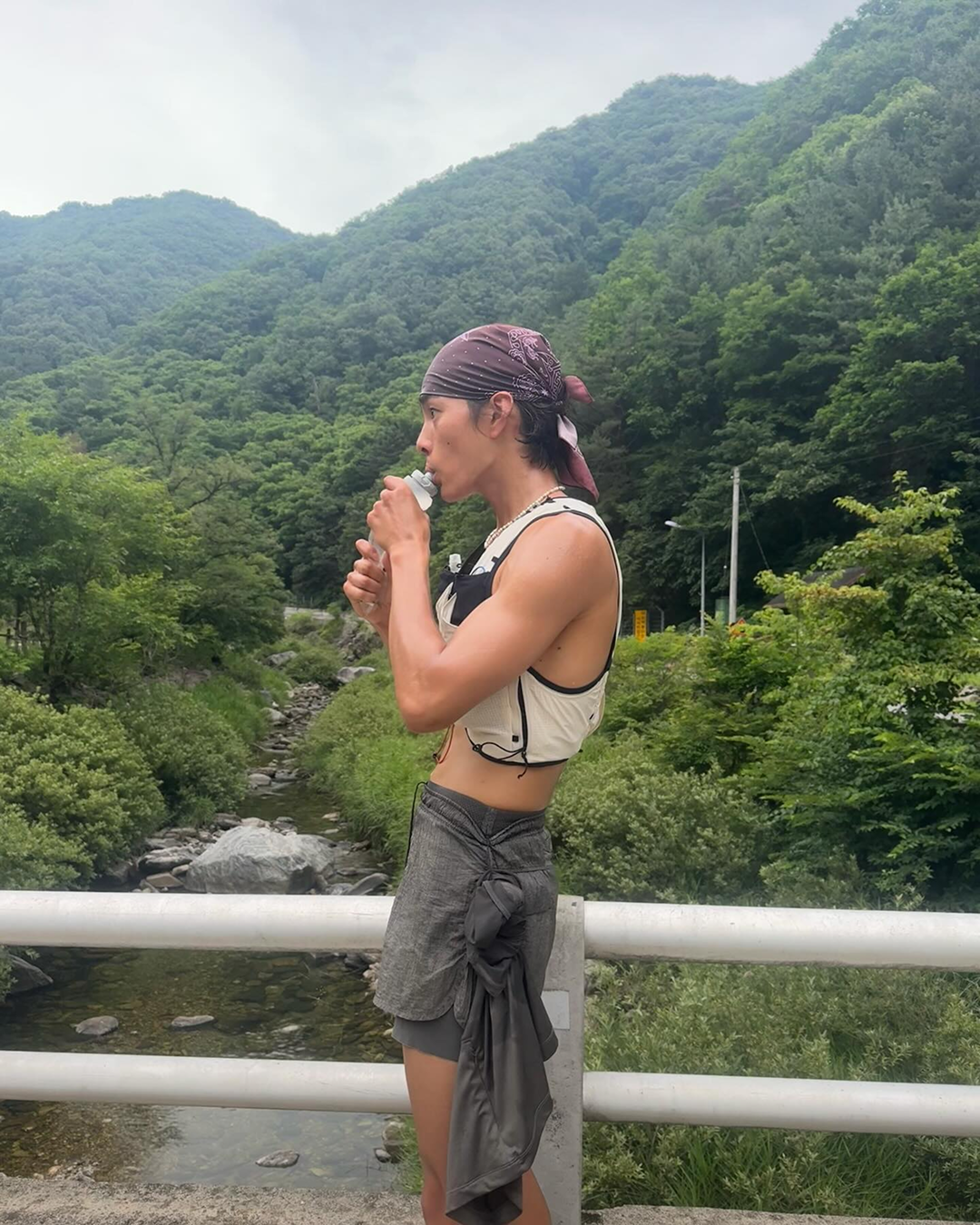 밋밋한 여름 룩이 2% 아쉽다고?
정답은 서랍 속에 잠자고 있던 '반다나' 한 장!
주말 아침, 부스스한 머리 위에 슥~ 둘러만 주면 꾸민 듯 안 꾸민 듯 세련된 내추럴 무드가 완성돼요.
사용하지 않을 땐 손목 혹은 가방에, 에어컨 바람에 추울 땐 목에 둘러 다양하게 연출해보세요✨ 이미지8