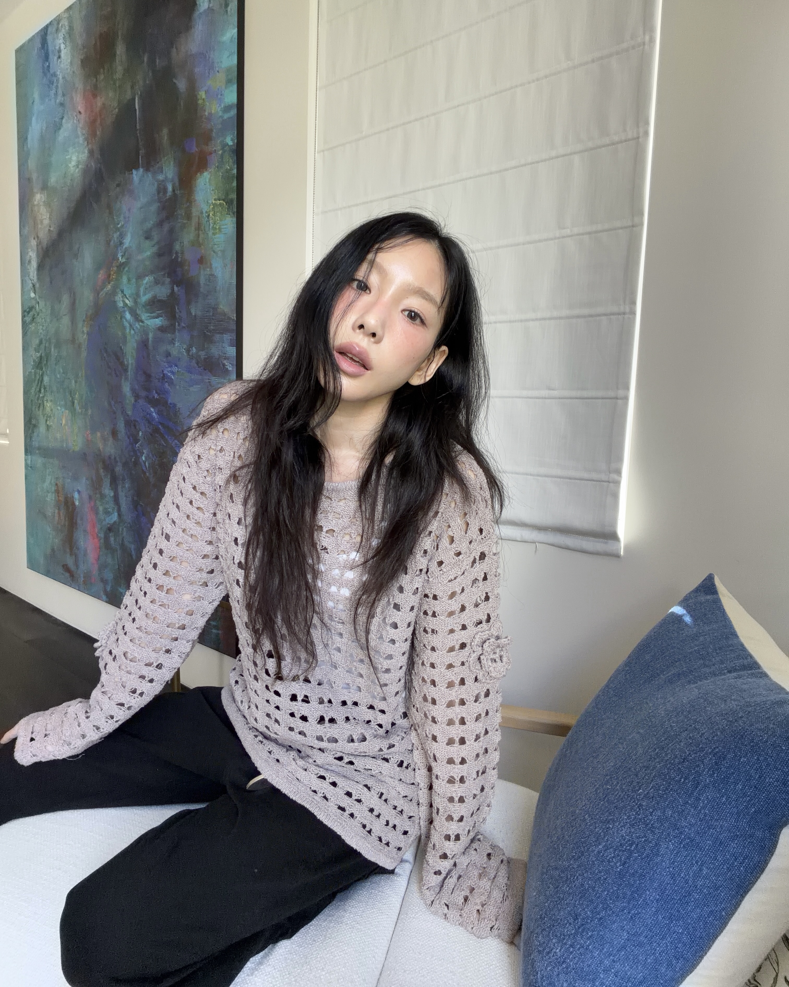 여름에 뭐 입을 지 고민 된다면?👀
탱구 코디로 바로 해결할 수 있어🪄🩵
1. 헬로선라이즈 90s 로고 6패널 캡, 5만 원대
네이비 챙이 더해진 6패널 캡으로, 선라이즈 로고 자수가 빈티지한 포인트를 더해줍니다. 자연스러운 구김과 색감 덕분에 캐주얼한 셔츠나 데일리 룩에 가볍게 매치하기 좋은 아이템입니다.
2. 시눈 플라워 크로셰 니트, 10만 원대
크로셰 짜임과 입체적인 플라워 코사지 디테일이 돋보이는 니트웨어입니다. 통기성 좋은 조직감으로 봄부터 여름까지 착용하기 좋고, 슬리브리스나 원피스 위에 레이어드하기 좋은 아이템입니다. 이미지6