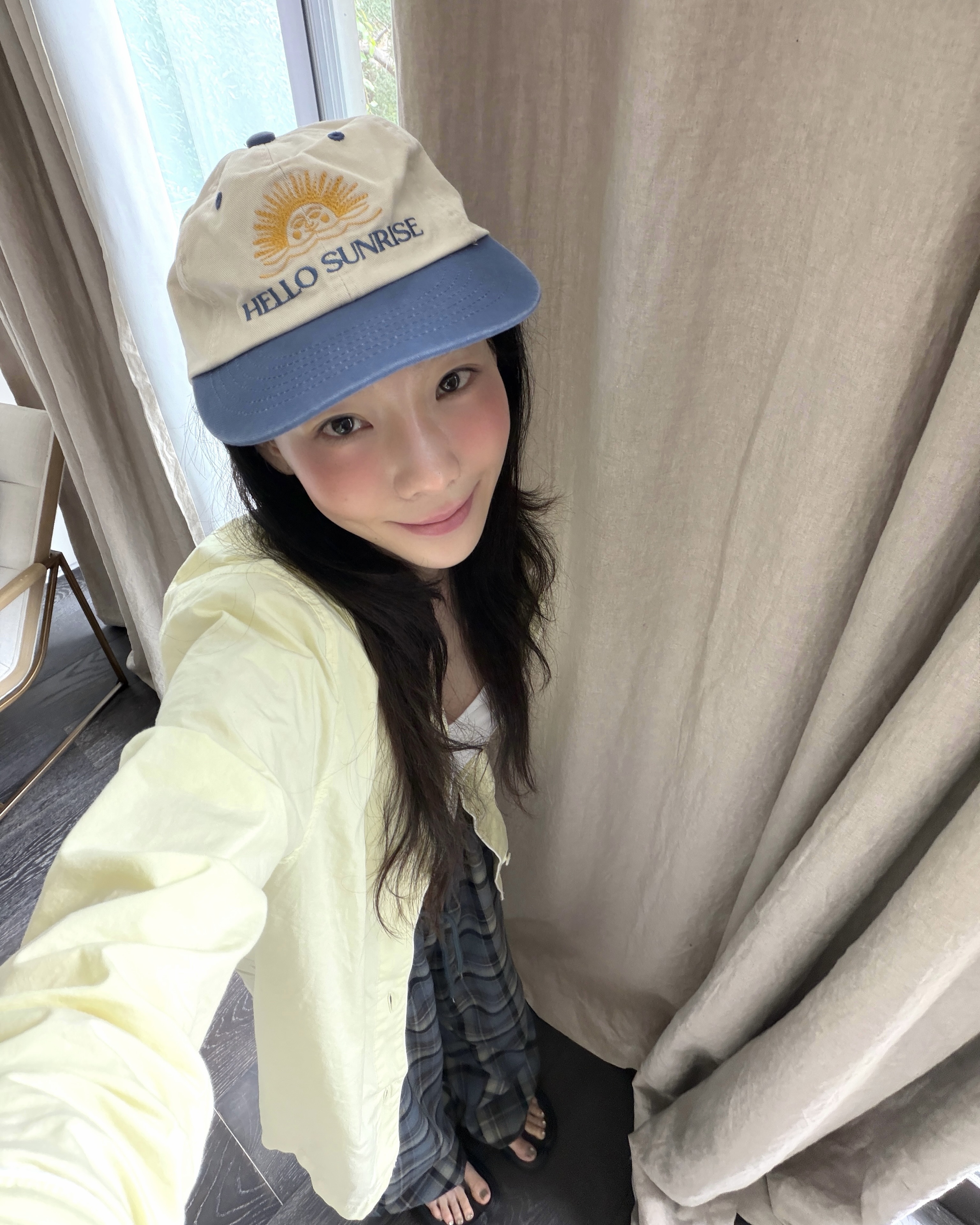 여름에 뭐 입을 지 고민 된다면?👀 탱구 코디로 바로 해결할 수 있어🪄🩵 1. 헬로선라이즈 90s 로고 6패널 캡, 5만 원대 네이비 챙이 더해진 6패널 캡으로, 선라이즈 로고 자수가 빈티지한 포인트를 더해줍니다. 자연스러운 구김과 색감 덕분에 캐주얼한 셔츠나 데일리 룩에 가볍게 매치하기 좋은 아이템입니다. 2. 시눈 플라워 크로셰 니트, 10만 원대 크로셰 짜임과 입체적인 플라워 코사지 디테일이 돋보이는 니트웨어입니다. 통기성 좋은 조직감으로 봄부터 여름까지 착용하기 좋고, 슬리브리스나 원피스 위에 레이어드하기 좋은 아이템입니다. 이미지