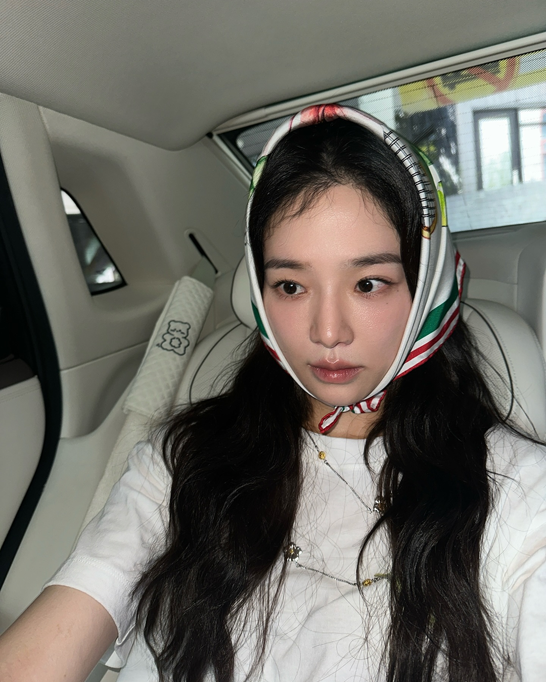 밋밋한 여름 룩이 2% 아쉽다고?
정답은 서랍 속에 잠자고 있던 '반다나' 한 장!
주말 아침, 부스스한 머리 위에 슥~ 둘러만 주면 꾸민 듯 안 꾸민 듯 세련된 내추럴 무드가 완성돼요.
사용하지 않을 땐 손목 혹은 가방에, 에어컨 바람에 추울 땐 목에 둘러 다양하게 연출해보세요✨ 이미지6