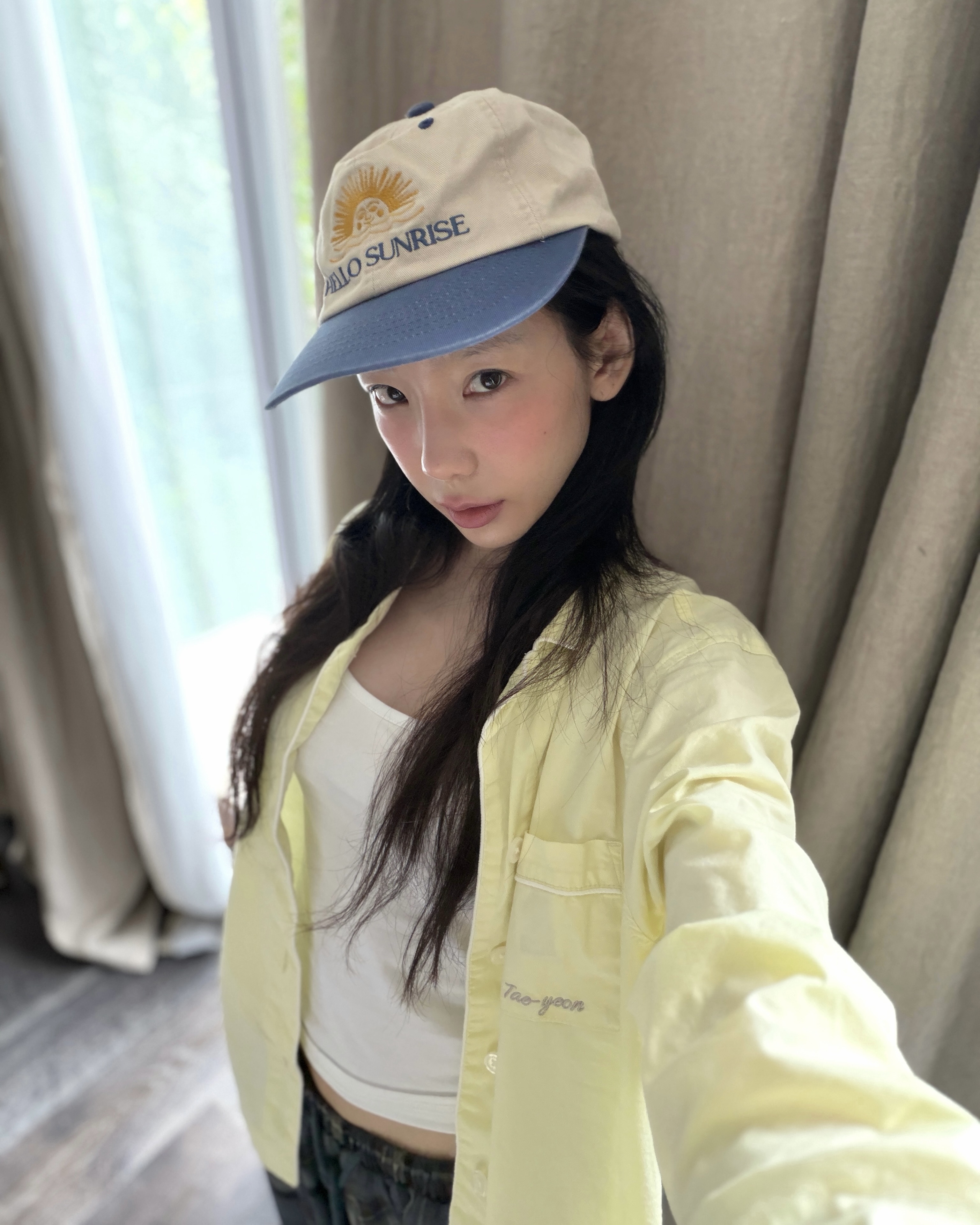 여름에 뭐 입을 지 고민 된다면?👀
탱구 코디로 바로 해결할 수 있어🪄🩵
1. 헬로선라이즈 90s 로고 6패널 캡, 5만 원대
네이비 챙이 더해진 6패널 캡으로, 선라이즈 로고 자수가 빈티지한 포인트를 더해줍니다. 자연스러운 구김과 색감 덕분에 캐주얼한 셔츠나 데일리 룩에 가볍게 매치하기 좋은 아이템입니다.
2. 시눈 플라워 크로셰 니트, 10만 원대
크로셰 짜임과 입체적인 플라워 코사지 디테일이 돋보이는 니트웨어입니다. 통기성 좋은 조직감으로 봄부터 여름까지 착용하기 좋고, 슬리브리스나 원피스 위에 레이어드하기 좋은 아이템입니다. 이미지2