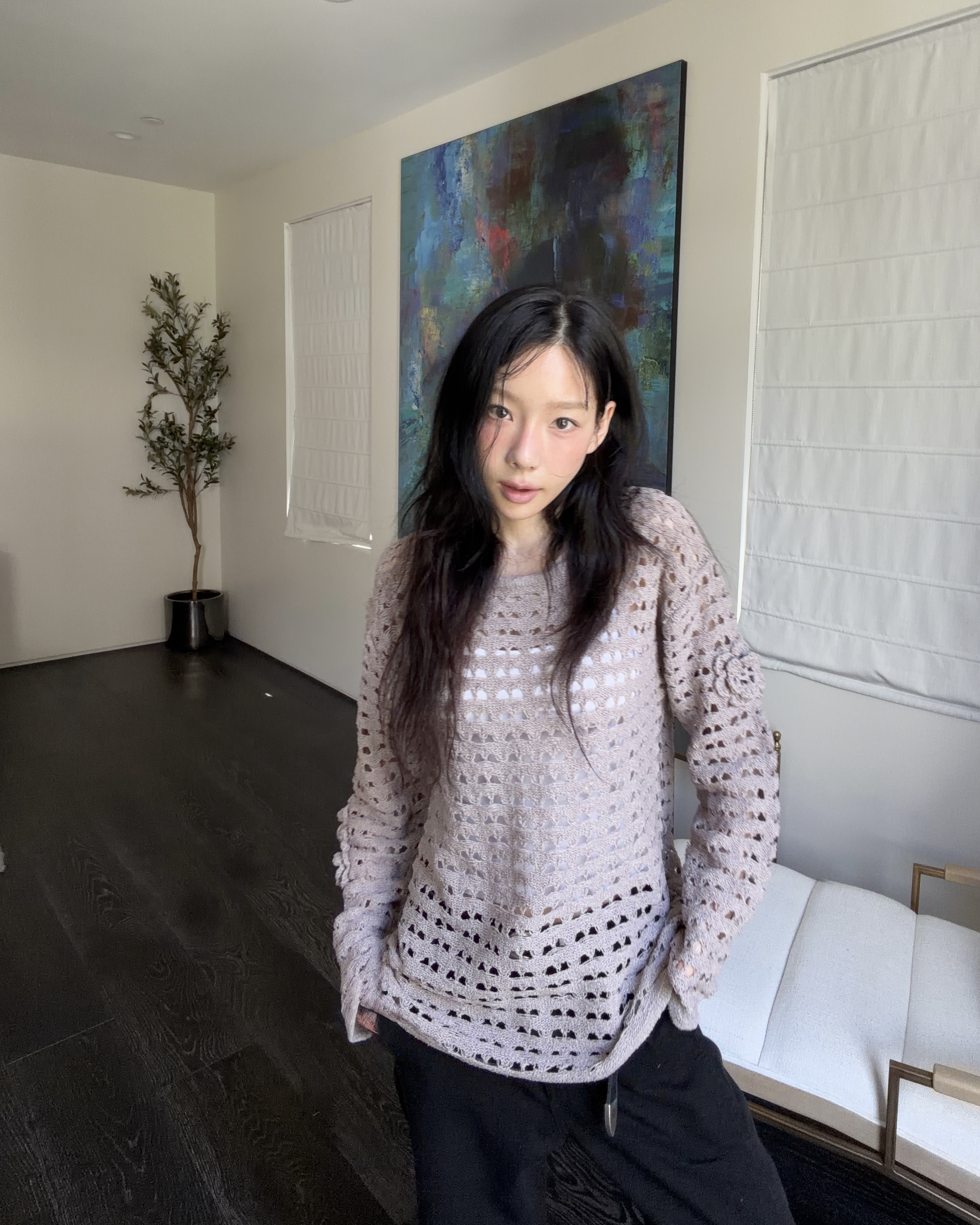 여름에 뭐 입을 지 고민 된다면?👀
탱구 코디로 바로 해결할 수 있어🪄🩵
1. 헬로선라이즈 90s 로고 6패널 캡, 5만 원대
네이비 챙이 더해진 6패널 캡으로, 선라이즈 로고 자수가 빈티지한 포인트를 더해줍니다. 자연스러운 구김과 색감 덕분에 캐주얼한 셔츠나 데일리 룩에 가볍게 매치하기 좋은 아이템입니다.
2. 시눈 플라워 크로셰 니트, 10만 원대
크로셰 짜임과 입체적인 플라워 코사지 디테일이 돋보이는 니트웨어입니다. 통기성 좋은 조직감으로 봄부터 여름까지 착용하기 좋고, 슬리브리스나 원피스 위에 레이어드하기 좋은 아이템입니다. 이미지4