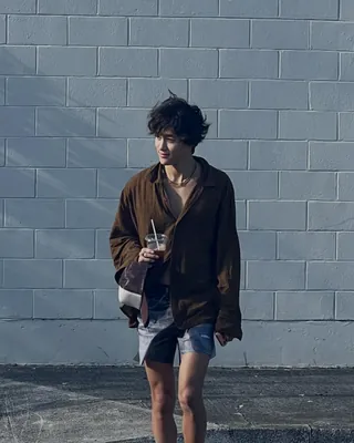 더워 죽겠는데, 반바지 어떻게 입어야하냐고?
여름만 되면 찾아오는 반바지 코디 고민..
그럴 땐 이 이미지 속 코디를 딱! 복사해서 붙여넣으세요. 저희가 여름 반바지 룩을 가져왔습니다.🔥
반바지를 코디할 땐 컬러를 톤온톤으로 맞춰 입어보세요. 기장은 애매하게 무릎에 걸치기 보다는 아예 무릎 위로 숏하게 입는게 비율도 좋아 보일수 있어요! 반바지 위에 긴 셔츠를 입어주면 밤, 낮 일교차에도 문제 없어요. 마지막으로 뭔가 밋밋하다면 모자나 반다나 등 헤어 악세사리를 더해보세요! 이미지