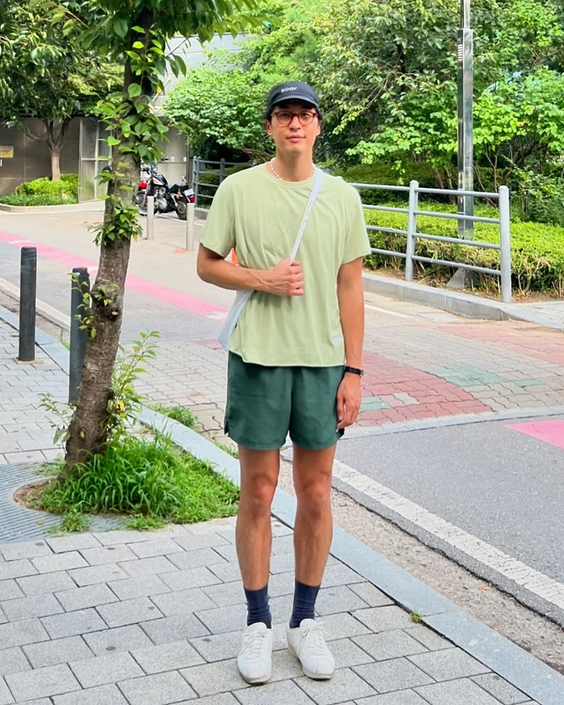 더워 죽겠는데, 반바지 어떻게 입어야하냐고?
여름만 되면 찾아오는 반바지 코디 고민..
그럴 땐 이 이미지 속 코디를 딱! 복사해서 붙여넣으세요. 저희가 여름 반바지 룩을 가져왔습니다.🔥
반바지를 코디할 땐 컬러를 톤온톤으로 맞춰 입어보세요. 기장은 애매하게 무릎에 걸치기 보다는 아예 무릎 위로 숏하게 입는게 비율도 좋아 보일수 있어요! 반바지 위에 긴 셔츠를 입어주면 밤, 낮 일교차에도 문제 없어요. 마지막으로 뭔가 밋밋하다면 모자나 반다나 등 헤어 악세사리를 더해보세요! 이미지2