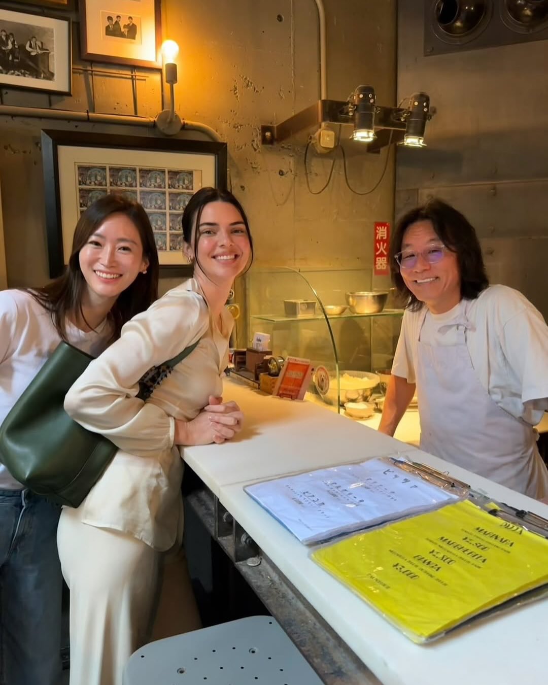 이 커플, 또 도쿄 맛집 털었어요🍕
우동신 이어 이번엔 피자🤟🇯🇵켄달·제이콥이 찾은 세이린칸 알아둬
켄달 제너(Kendall Jenner)와 제이콥 엘로디(Jacob Elordi)가 도쿄 나카메구로의 화덕 피자 맛집 세이린칸(Seirinkan)에 떴습니다. 얼마 전 우동집 우동신을 다녀간 두 사람이, 이번엔 피자로 도쿄 맛집 투어를 이어갔죠.
세이린칸은 마리나라(Marinara)와 마르게리타(Margherita) 단 두 가지로 승부하는 곳입니다. 군더더기 없는 메뉴 구성에 스팀펑크풍 인테리어가 더해져, 넷플릭스 ’어글리 딜리셔스(Ugly Delicious)’에도 소개된 도쿄의 전설적인 피자집이에요.
가려면 운영 방식부터 알아두면 좋아요. 런치는 워크인, 디너는 예약제로 돌아갑니다. 켄달·제이콥처럼 피크 시간을 피하거나 미리 예약해두면 헛걸음할 일이 없습니다.
• 세이린칸 (Seirinkan)
- 주소: 2 Chome-6-4 Kamimeguro, Meguro City, Tokyo 이미지3