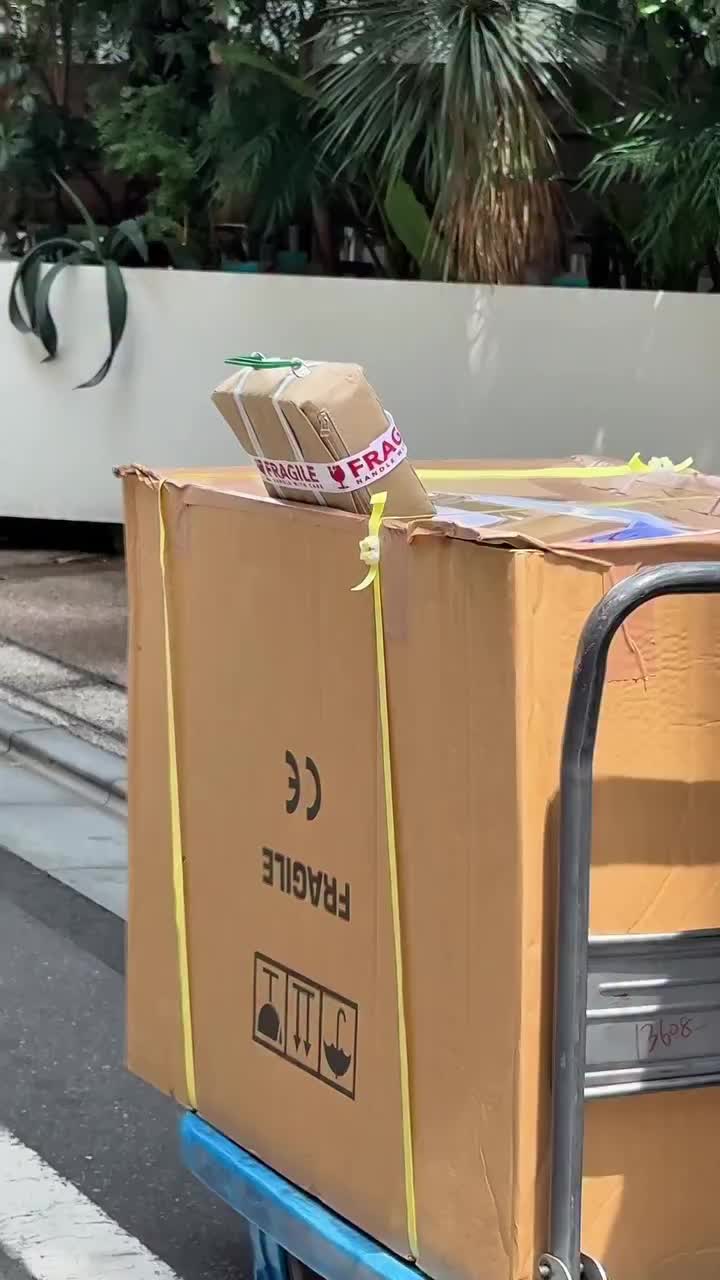 택배 박스?!📦이거 진짜 가방이요 beta post × THENIME♻️📋5만 원짜리 아타셰 케이스 어때? beta post의 별주 카드보드 아타셰 케이스가 THENIME과 손잡고 나옵니다. FRAGILE 테이프 같은 지퍼와 사이드 지퍼가 이번 포인트죠. 표면은 신소재 ‘나오론’이라 물·빛에 강하면서 가볍고 단단합니다. 쓸수록 질감이 변하며 나만의 풍합으로 길드는 게 매력이에요. 컬러는 베이지, 원 사이즈예요. beta post는 디자이너 에자키 사토시가 2019년 독립시킨 브랜드로, ‘보는 사람의 사고를 자극하는’ 프로덕트를 제안하죠. 택배 박스를 진짜 가방으로 만든 이번 작업도 딱 그 결입니다. • beta post × THENIME 별주 카드보드 아타셰 케이스, 5만 원대 이미지