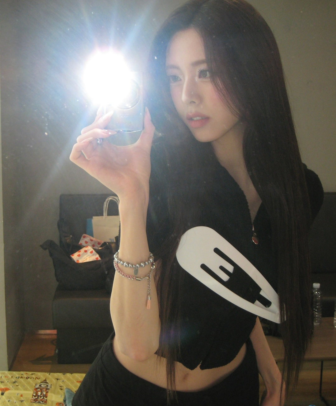 ITZY 유나도 착용한 이 거대한 핀, 다들 피드에서 한번 쯤 봤지?🎀 1. Beata Rydbacken 그녀만의 위트있는 아이디어로 Z세대의 알고리즘을 장악한 스웨덴의 신진 디자이너, '베아타 뤼드바켄(Beata Rydbacken)'입니다. 그녀의 커리어가 더 흥미로운 건 엄청난 본업 천재라는 사실!🔥 제니의 물결거울로 잘 알려진 스웨덴 디자인 스튜디오 '구스타프 웨스트만(Gustaf Westman)'의 마케팅 총괄로 일하면서 자신의 브랜드를 동시에 키워냈는데요. 정형화된 패션 공식을 깨부수며 로살리아와 같은 글로벌 팝스타들의 러브콜까지 한 몸에 받고 있는 그녀! 패션과 공간 디자인의 경계를 넘나드는 베아타의 다음 행보가 벌써부터 기대됩니다. 2. Siena Cho 사무실에 굴러다니는 서류집게가 이렇게 시크할 일이야? 인스타 디자인 피드를 뜨겁게 달군 일명 '클립 백'의 주인공, 디자이너 '시에나 승은 조(Siena Seung-Eun Cho)'를 소개합니다! 영국 명문 웨스트민스터 패션 스쿨 출신의 그녀는 어릴 적 문구용 클립으로 인형 가방을 만들며 놀던 추억에서 영감을 얻어 이 가방을 탄생시켰다고 해요. 부드러운 천연 가죽 바디에 실제 알루미늄 핸들을 정교하게 매치해, 마치 하나의 '걸어 다니는 조각품' 같은 실루엣을 완성했죠. 평범한 일상의 사물을 하이패션으로 승화시키는 그녀의 천재적인 감각을 확인해보세요. 이미지