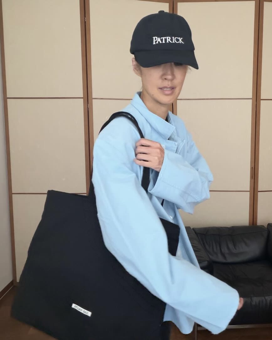연예계 대표 패셔니스타, 배우 이동휘가 전개하는 브랜드 ‘실리안레일(Sylianrail)’ 너 핏 좋다? 🥴
홍진경(@jinkyunghong)이 인스타그램을 통해 "동회 아니고 동휘가 만든 옷!"이라는 유쾌한 멘트와 함께 실리안레일의 스카이블루 셔츠 착장 샷을 공개해 화제를 모았는데요. 📸
실리안레일은 이동휘 특유의 감각적인 컬러 매치와 트렌디한 오버사이즈 실루엣, 빈티지하면서도 클래식한 무드를 고스란히 담아내며 패션 피플들의 취향을 저격하고 있습니다. 홍진경처럼 툭 걸치기만 해도 스타일리시한 아우터 겸 셔츠부터 일상에 힙한 포인트를 더해줄 아이템들이 가득하죠.
-COTTON WORK JACKET SKY-BLUE, 19만 원대
-CANVAS COVERALL JACKET, 27만 원대
-PATRICK CAP NAVY, 6만 원대
이번 시즌, 감각있는 데일리룩을 연출하고 싶다면 이동휘의 아카이브가 묻어나는 실리안레일을 주목해 보세요. 🧢✨ 이미지2