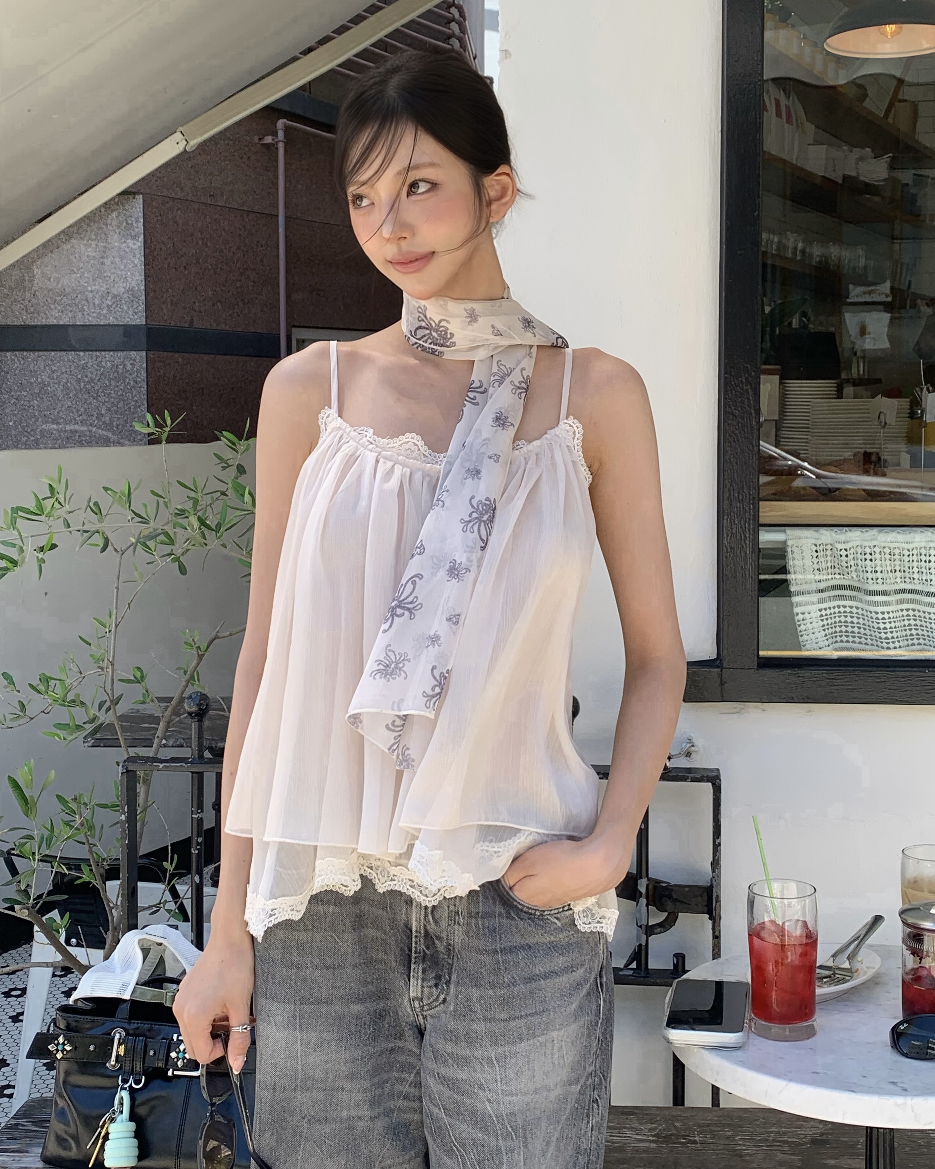 여름엔 화이트 슬리브리스🤍
입기만 해도 화사해지는 데일리 코디🌱🌼 이미지8