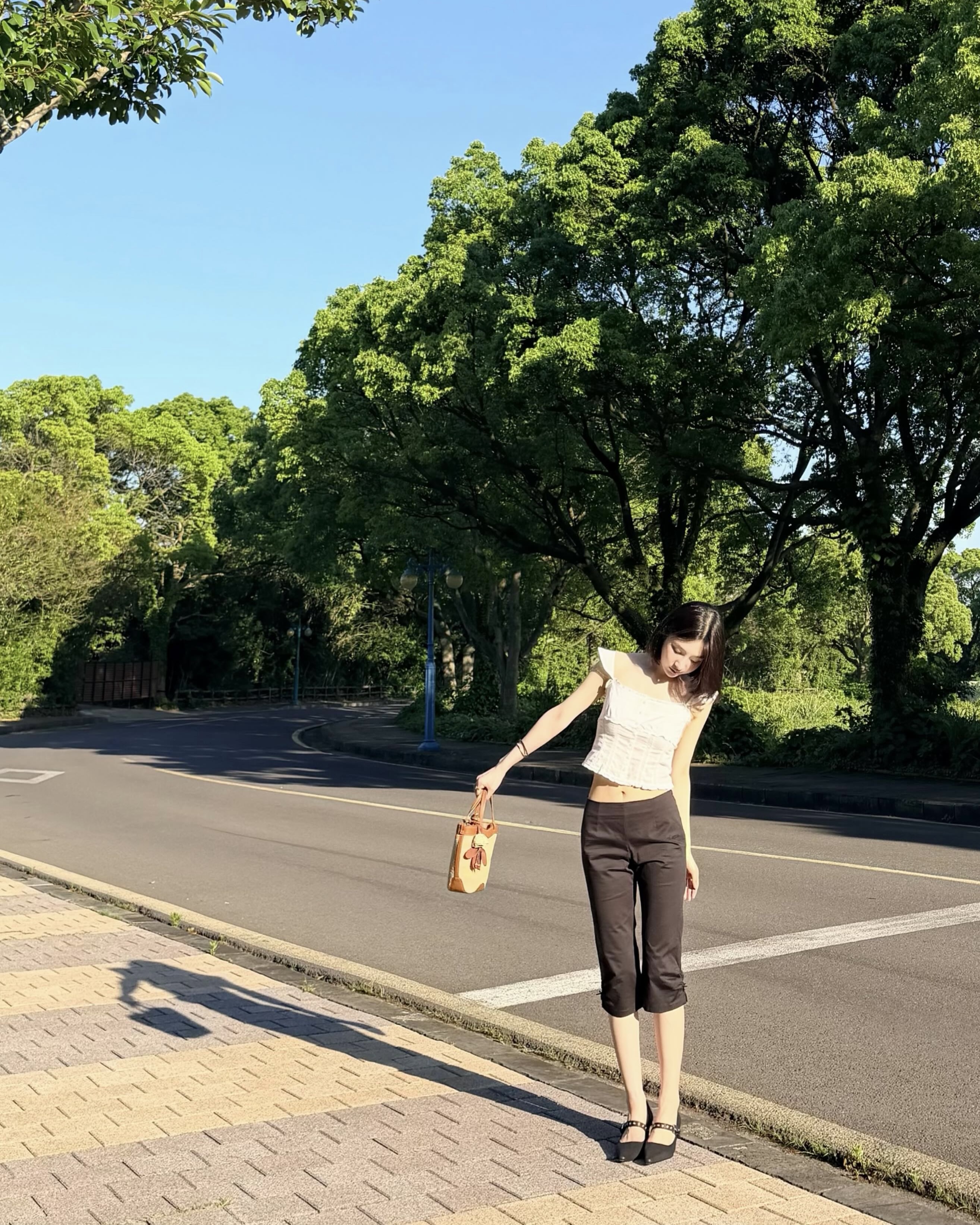 여름엔 화이트 슬리브리스🤍 입기만 해도 화사해지는 데일리 코디🌱🌼 이미지