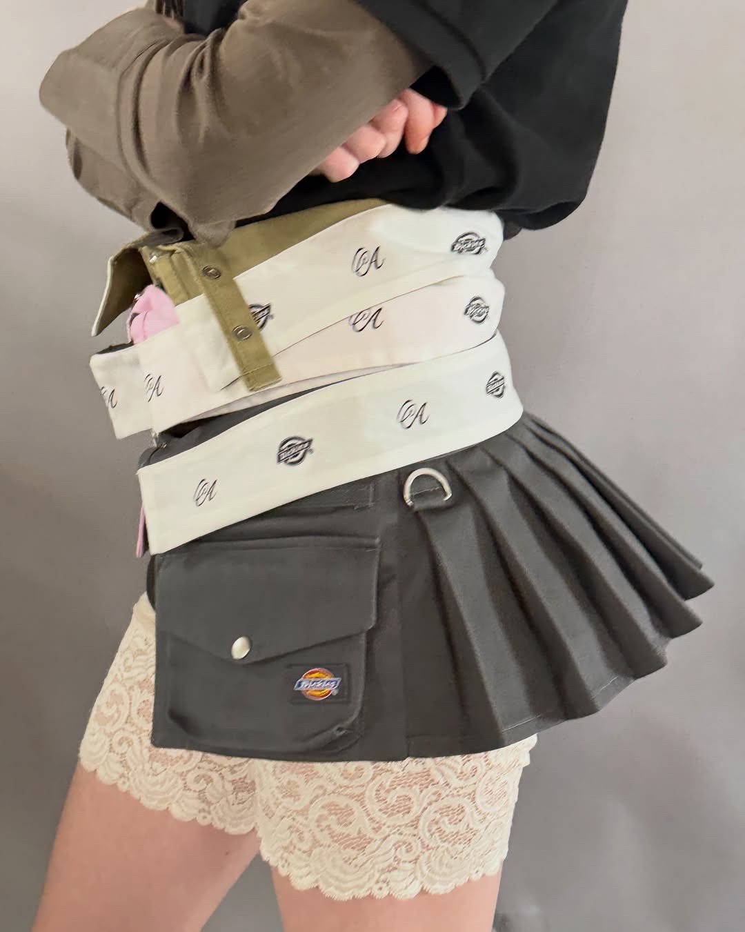 오늘 저녁 10시💛🖤드디어 출시해요 기다리던 디키즈 x 치나츠 아오야마, 팬츠 & 에이프런백🎴1타 2피! 선행 판매부터 화제였던 그 세트, 드디어 받아볼 수 있어요. 최근 화제였던 디키즈 × 치나츠 아오야마(Chinatsu Aoyama) ‘The makers’ 세트. 팬츠에 에이프런백을 매치한 구성에, 베이지·핑크·브라운·그레이 네 가지 컬러로 빠졌죠. 기다리던 분들 많았던 그 세트가 오늘 밤 10시부터 온라인에서 정식으로 풀립니다. 시간 맞춰 챙겨보세요! • Chinatsu Aoyama × Dickies The makers 팬츠 세트 (팬츠 + 에이프런백) • 컬러: 베이지 / 핑크 / 브라운 / 그레이 이미지
