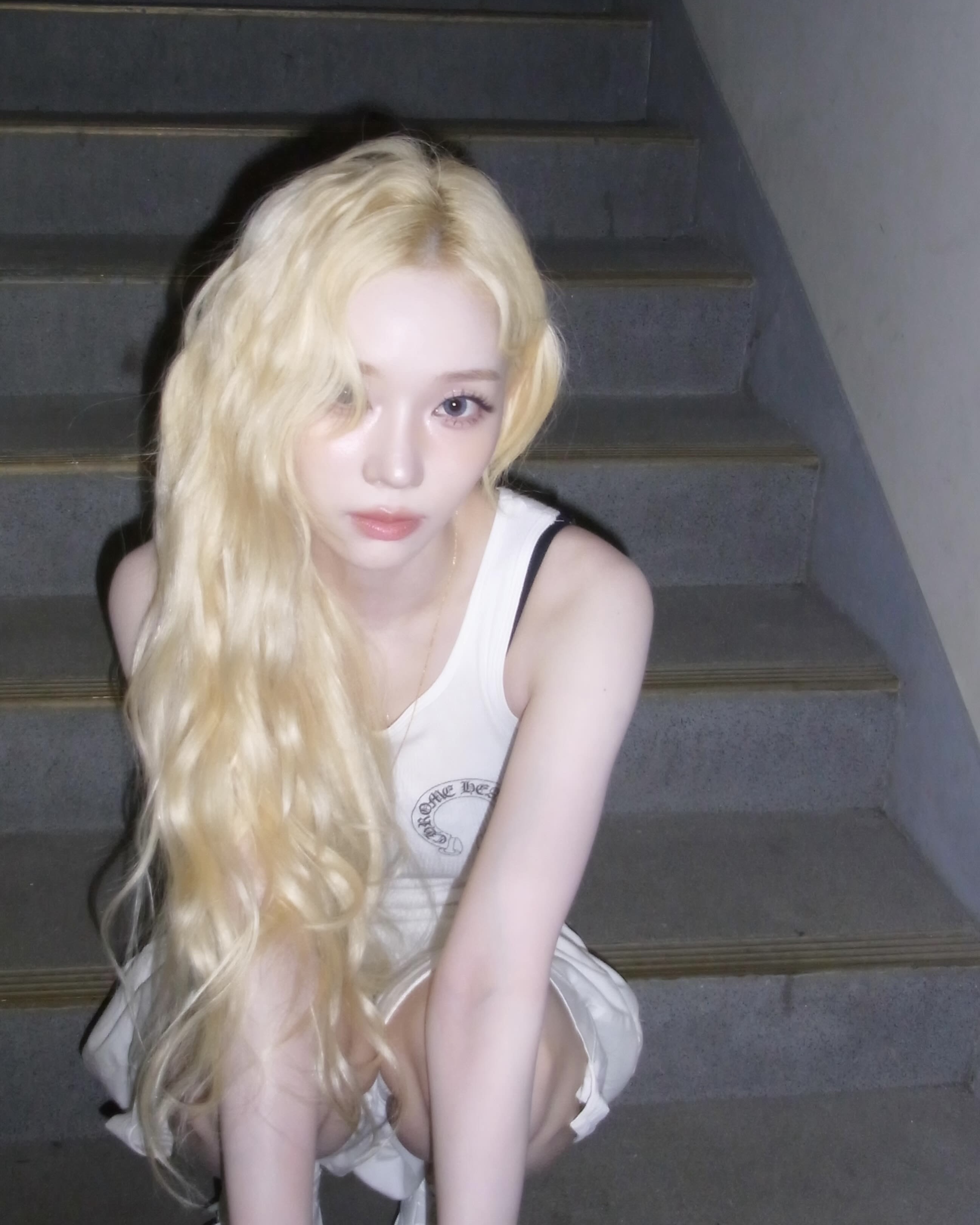 여름엔 화이트 슬리브리스🤍
입기만 해도 화사해지는 데일리 코디🌱🌼 이미지5