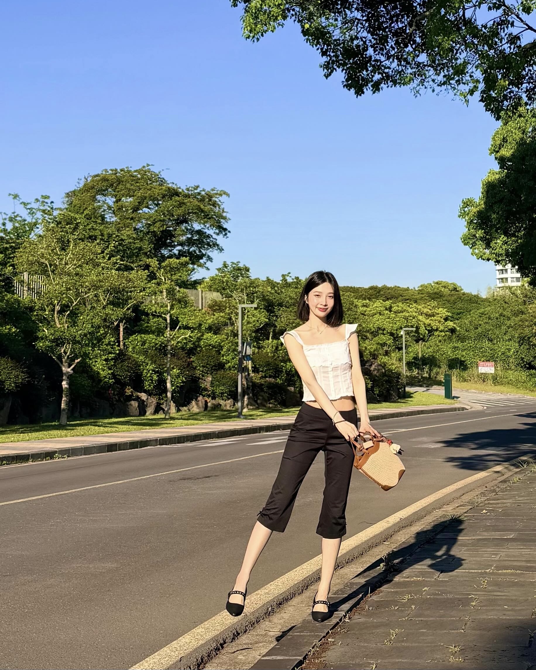 여름엔 화이트 슬리브리스🤍
입기만 해도 화사해지는 데일리 코디🌱🌼 이미지2