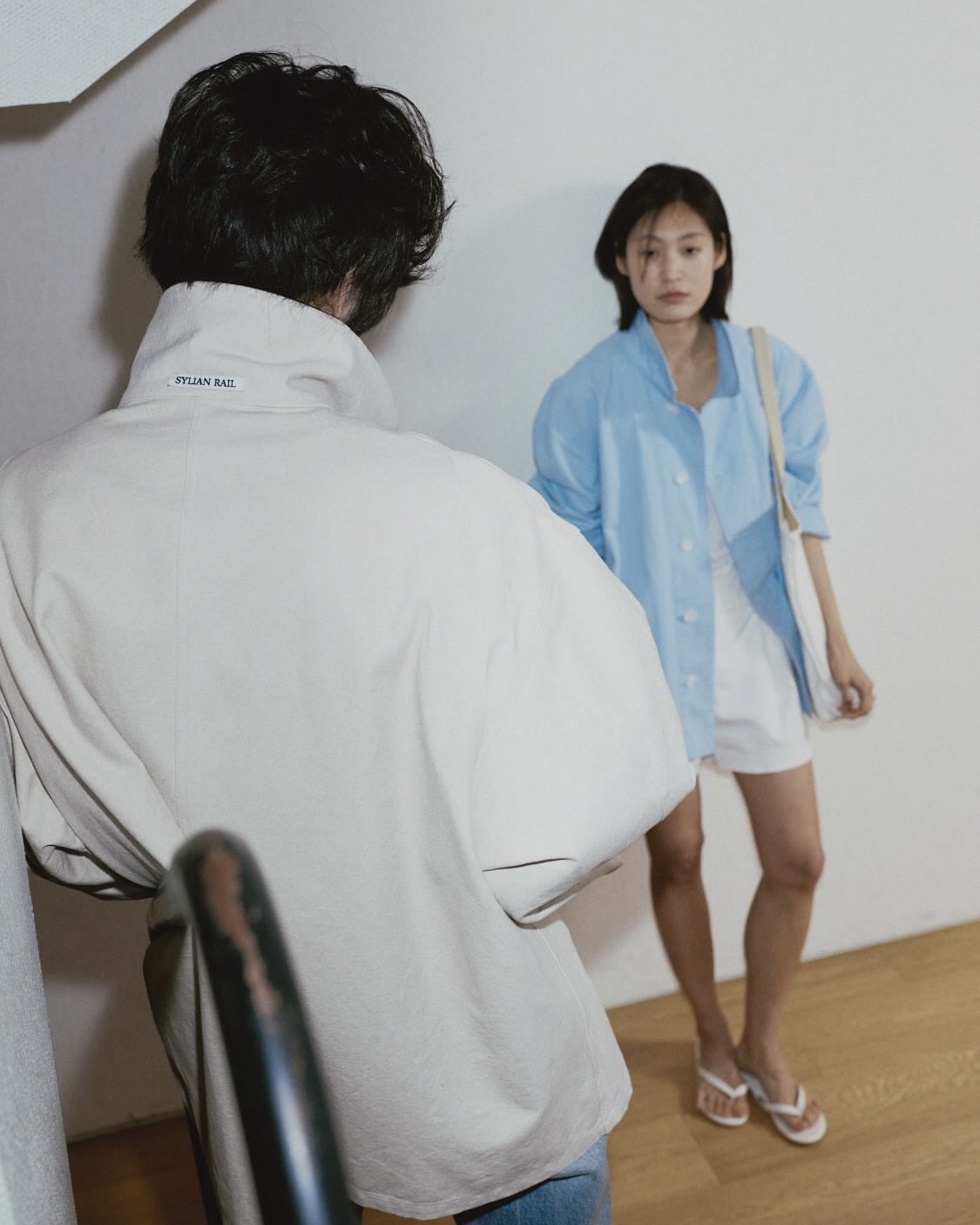 연예계 대표 패셔니스타, 배우 이동휘가 전개하는 브랜드 ‘실리안레일(Sylianrail)’ 너 핏 좋다? 🥴
홍진경(@jinkyunghong)이 인스타그램을 통해 "동회 아니고 동휘가 만든 옷!"이라는 유쾌한 멘트와 함께 실리안레일의 스카이블루 셔츠 착장 샷을 공개해 화제를 모았는데요. 📸
실리안레일은 이동휘 특유의 감각적인 컬러 매치와 트렌디한 오버사이즈 실루엣, 빈티지하면서도 클래식한 무드를 고스란히 담아내며 패션 피플들의 취향을 저격하고 있습니다. 홍진경처럼 툭 걸치기만 해도 스타일리시한 아우터 겸 셔츠부터 일상에 힙한 포인트를 더해줄 아이템들이 가득하죠.
-COTTON WORK JACKET SKY-BLUE, 19만 원대
-CANVAS COVERALL JACKET, 27만 원대
-PATRICK CAP NAVY, 6만 원대
이번 시즌, 감각있는 데일리룩을 연출하고 싶다면 이동휘의 아카이브가 묻어나는 실리안레일을 주목해 보세요. 🧢✨ 이미지4