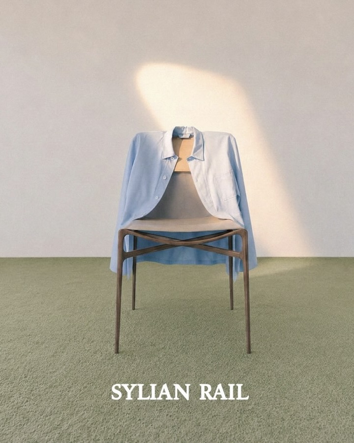 연예계 대표 패셔니스타, 배우 이동휘가 전개하는 브랜드 ‘실리안레일(Sylianrail)’ 너 핏 좋다? 🥴
홍진경(@jinkyunghong)이 인스타그램을 통해 "동회 아니고 동휘가 만든 옷!"이라는 유쾌한 멘트와 함께 실리안레일의 스카이블루 셔츠 착장 샷을 공개해 화제를 모았는데요. 📸
실리안레일은 이동휘 특유의 감각적인 컬러 매치와 트렌디한 오버사이즈 실루엣, 빈티지하면서도 클래식한 무드를 고스란히 담아내며 패션 피플들의 취향을 저격하고 있습니다. 홍진경처럼 툭 걸치기만 해도 스타일리시한 아우터 겸 셔츠부터 일상에 힙한 포인트를 더해줄 아이템들이 가득하죠.
-COTTON WORK JACKET SKY-BLUE, 19만 원대
-CANVAS COVERALL JACKET, 27만 원대
-PATRICK CAP NAVY, 6만 원대
이번 시즌, 감각있는 데일리룩을 연출하고 싶다면 이동휘의 아카이브가 묻어나는 실리안레일을 주목해 보세요. 🧢✨ 이미지10