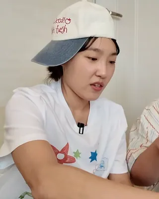 언니 나도 막내야... 나랑 같이 말랑이 사러가자🥹 이은지 유튜브 채널 ‘은지랑’의 콘텐츠 ‘째브러’는 막내 PD와 회사 밖으로 탈출하는 일상형 예능 콘텐츠입니다. 거창한 기획 없이도 두 사람의 대화와 리액션만으로 계속 보게 되는 매력이 있는데요. 이은지와 막내 PD의 편한 티키타카는 마치 친한 언니와 동생의 일상을 보는 듯한 느낌을 줍니다. 직장인이라면 한 번쯤 꿈꿔봤을 회사 째고 놀러가기, 나도 같이 하고 싶다...🤫 이미지