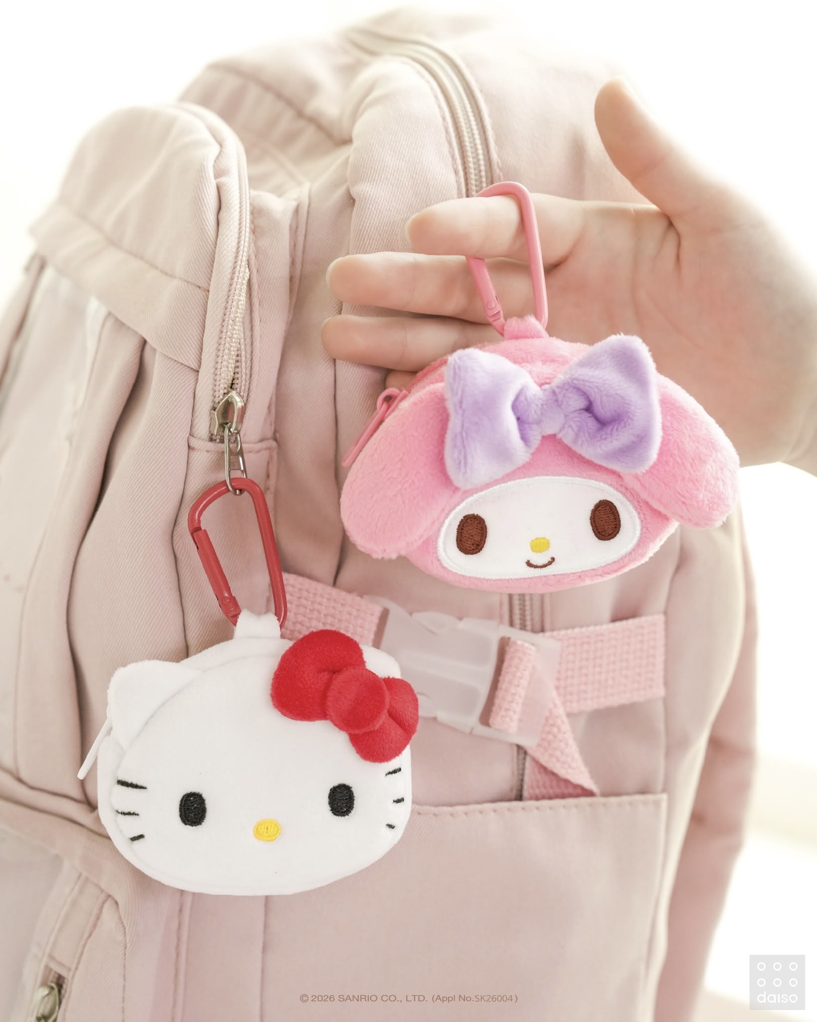 다이소 6월 신상은 산리오 파우치🎀
다이소가 6월 이달의 신상으로 산리오 캐릭터즈 파우치를 공개했습니다. 헬로키티와 마이멜로디 얼굴을 담은 카라비너 파우치부터 똑딱이 키링 파우치, 투명 납작 파우치까지 귀여운 소품들이 다양하게 등장했는데요.
가격대도 1천 원부터 2천 원대로 부담 없이 즐기기 좋습니다. 키티와 마이멜로디를 좋아한다면 다이소 6월 신상 라인업을 놓치지 마세요. 이미지3