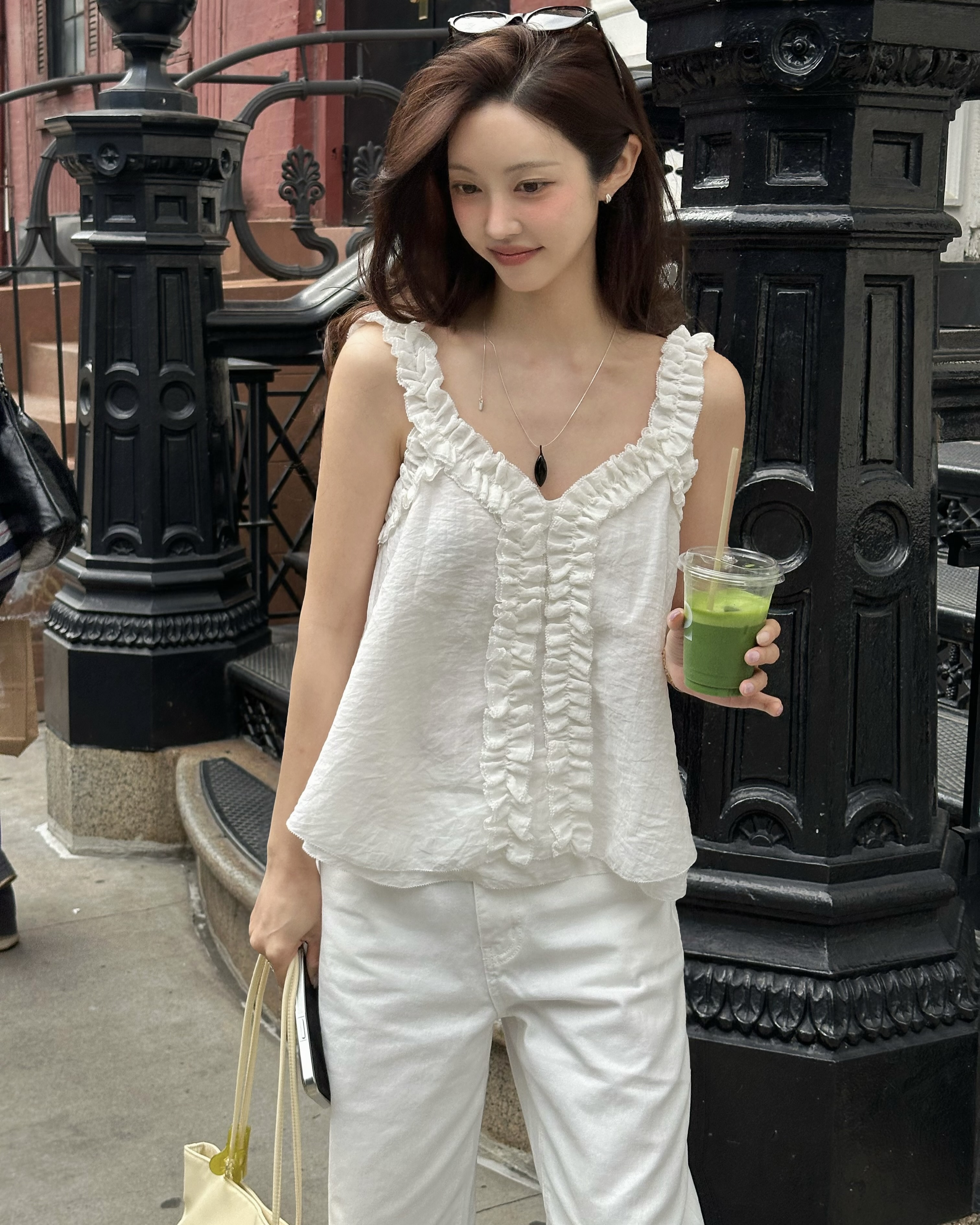 여름엔 화이트 슬리브리스🤍
입기만 해도 화사해지는 데일리 코디🌱🌼 이미지6