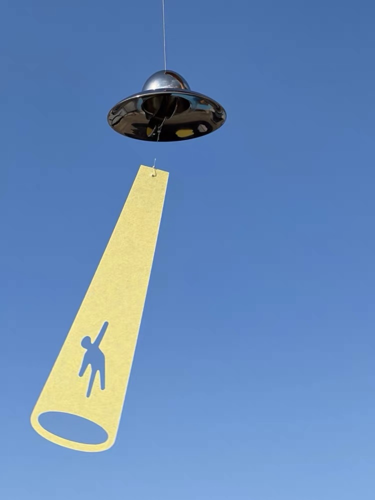 평화로운 하늘에 UFO가! 🛸
누군가를 빔으로 납치하는 듯한 아찔하고 귀여운 착시를 불러일으키는 이것, 놀랍게도 바람이 불면 맑은 소리를 내는 ‘풍경(Wind Chime)’입니다. 🌌✨
이 재치 있는 물건을 만든 곳은 리빙 브랜드 노우사쿠(NOUSAKU)입니다. 무려 100년이 넘는 세월 동안 장인들의 주조 전통을 이어 100% 순수 주석만을 사용해 사케 잔이나 바스켓등을 만드는 유서 깊은 브랜드인데요. 단순히 고리타분한 전통 공예에 머무르지 않고, 현대적인 디자이너들과 협업해 감각적인 인테리어 소품과 식기를 선보이며 전 세계 리빙 시장에서 사랑받고 있습니다.
창가에 이거 하나 달아놓고 시원한 수박 한 입 먹으면… 그냥 여름 청량 일본 영화 한 편 뚝딱 완성 아니냐구요,,,,,,🤤🍉
-風鈴 :UFO, 6만 원대 이미지