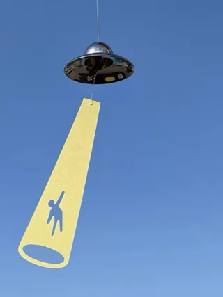 평화로운 하늘에 UFO가! 🛸
누군가를 빔으로 납치하는 듯한 아찔하고 귀여운 착시를 불러일으키는 이것, 놀랍게도 바람이 불면 맑은 소리를 내는 ‘풍경(Wind Chime)’입니다. 🌌✨
이 재치 있는 물건을 만든 곳은 리빙 브랜드 노우사쿠(NOUSAKU)입니다. 무려 100년이 넘는 세월 동안 장인들의 주조 전통을 이어 100% 순수 주석만을 사용해 사케 잔이나 바스켓등을 만드는 유서 깊은 브랜드인데요. 단순히 고리타분한 전통 공예에 머무르지 않고, 현대적인 디자이너들과 협업해 감각적인 인테리어 소품과 식기를 선보이며 전 세계 리빙 시장에서 사랑받고 있습니다.
창가에 이거 하나 달아놓고 시원한 수박 한 입 먹으면… 그냥 여름 청량 일본 영화 한 편 뚝딱 완성 아니냐구요,,,,,,🤤🍉
-風鈴 :UFO, 6만 원대 이미지