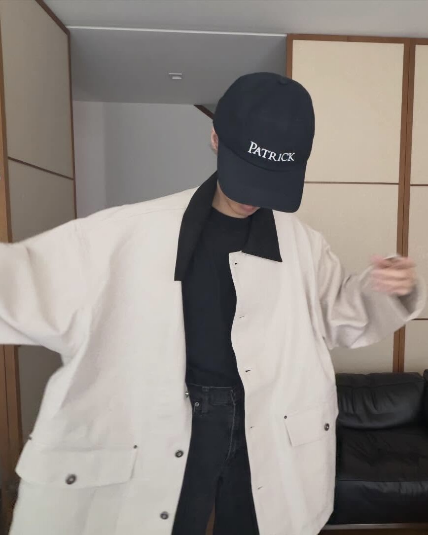 연예계 대표 패셔니스타, 배우 이동휘가 전개하는 브랜드 ‘실리안레일(Sylianrail)’ 너 핏 좋다? 🥴
홍진경(@jinkyunghong)이 인스타그램을 통해 "동회 아니고 동휘가 만든 옷!"이라는 유쾌한 멘트와 함께 실리안레일의 스카이블루 셔츠 착장 샷을 공개해 화제를 모았는데요. 📸
실리안레일은 이동휘 특유의 감각적인 컬러 매치와 트렌디한 오버사이즈 실루엣, 빈티지하면서도 클래식한 무드를 고스란히 담아내며 패션 피플들의 취향을 저격하고 있습니다. 홍진경처럼 툭 걸치기만 해도 스타일리시한 아우터 겸 셔츠부터 일상에 힙한 포인트를 더해줄 아이템들이 가득하죠.
-COTTON WORK JACKET SKY-BLUE, 19만 원대
-CANVAS COVERALL JACKET, 27만 원대
-PATRICK CAP NAVY, 6만 원대
이번 시즌, 감각있는 데일리룩을 연출하고 싶다면 이동휘의 아카이브가 묻어나는 실리안레일을 주목해 보세요. 🧢✨ 이미지6
